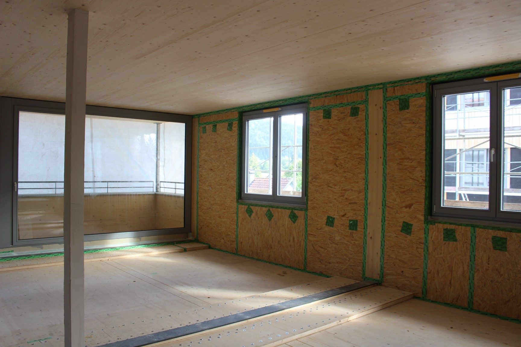 Holz dominiert auch beim Innenausbau, sogar die Decken sind in Holzkonstruktion ausgeführt.