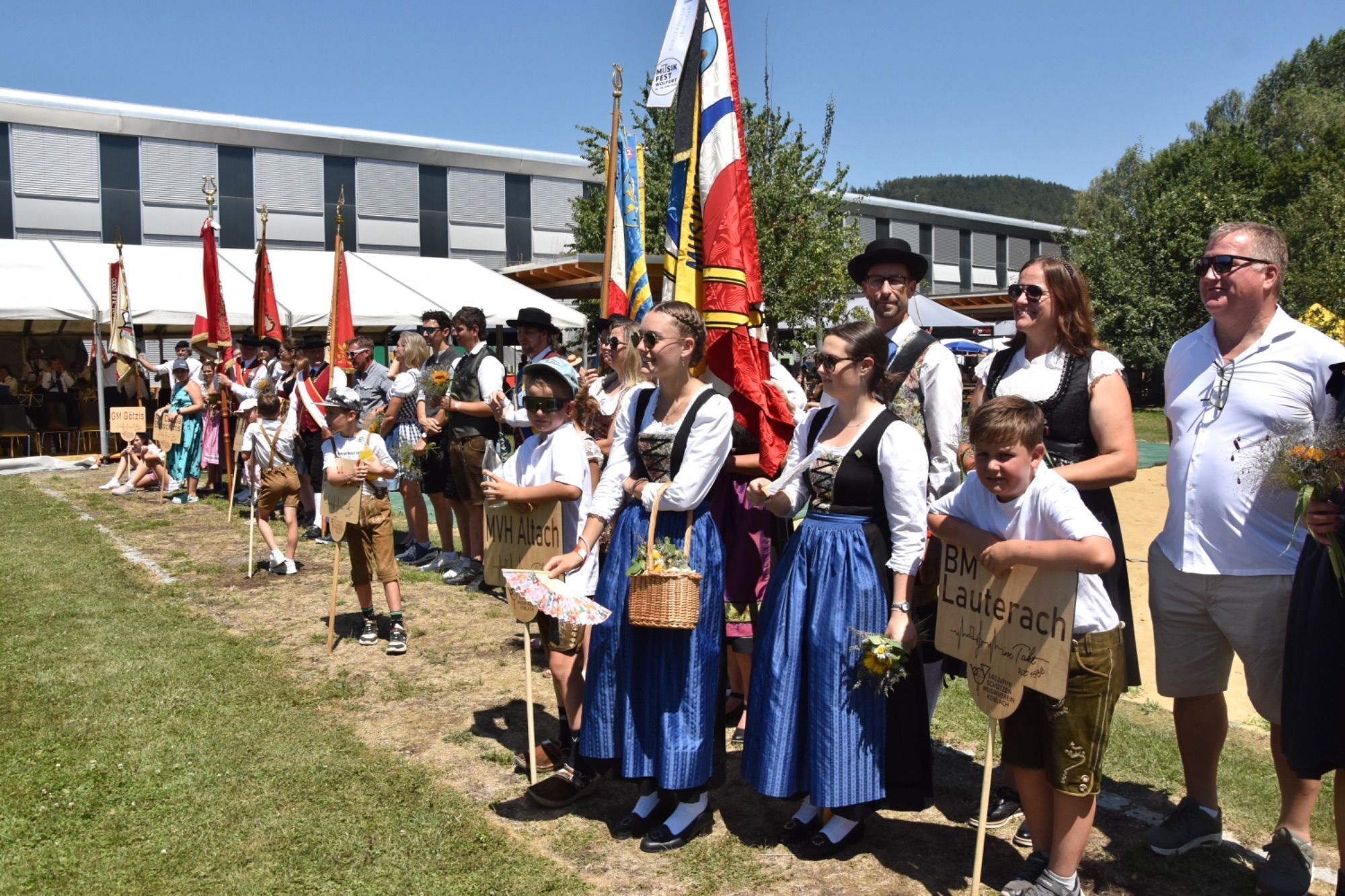 Festumzug und Fahneneinzug in das Festzelt - eine große Freude auch für die glückliche Koblacher Kapellmeisterin Angela Palfrader sowie Gerd Ströhle und Musikvereinsobmann - hier zusammen mit Festobfrau Magdalena Raffeiner.
