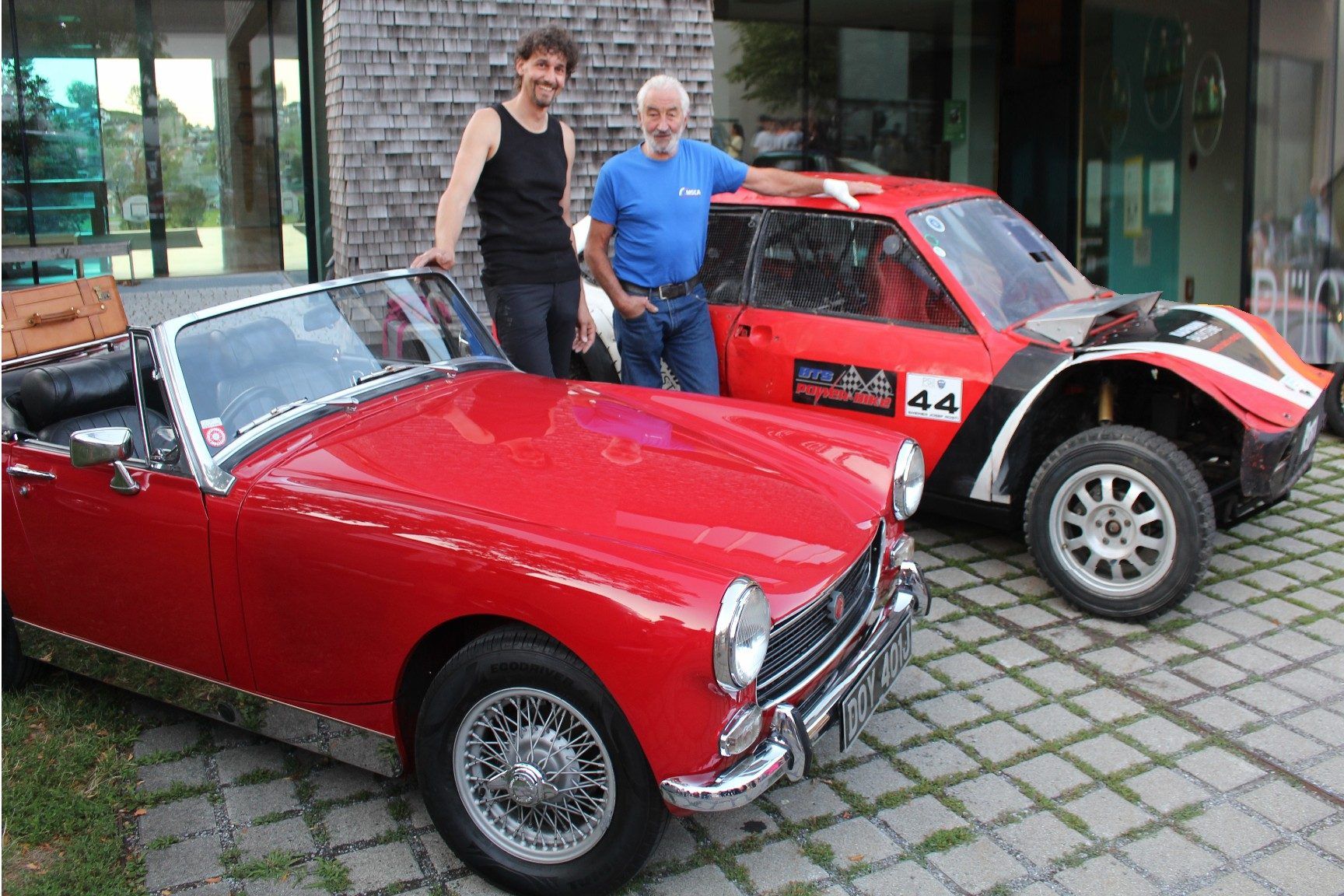 Unterschiedlicher könnte Motorsport nicht sein: Josef Gmeiner (re.) fährt mit seinem Rosti, Bj. 1976 Rennen, Harald Sohm seinen MG Midget, Bj. 1970 nur zum Vergnügen . . .