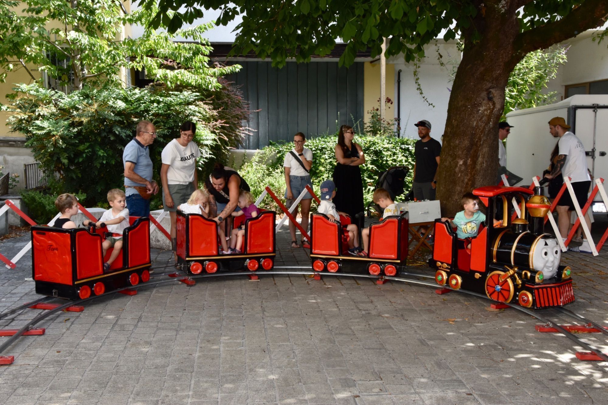 Mini-Eisenbahn, Popcorn und Zuckerwatte-Spaß mit dem „Haus Habakuk“, Bayrischer Garten. Foto: Gerhard Scopoli