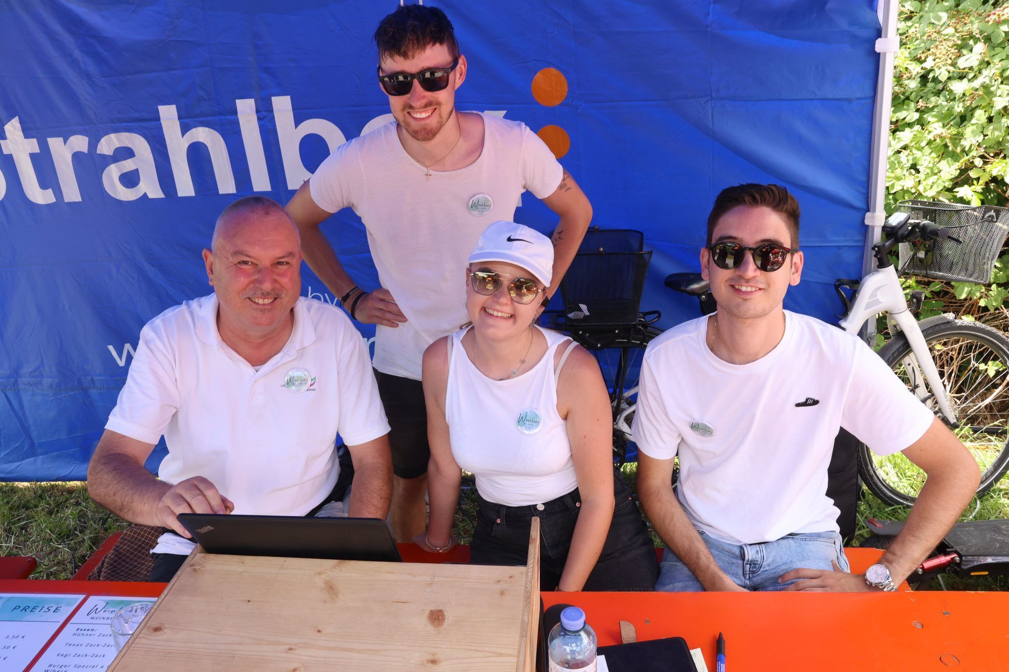 Blühstreifen und Fest in "Pfarrers Bühel"