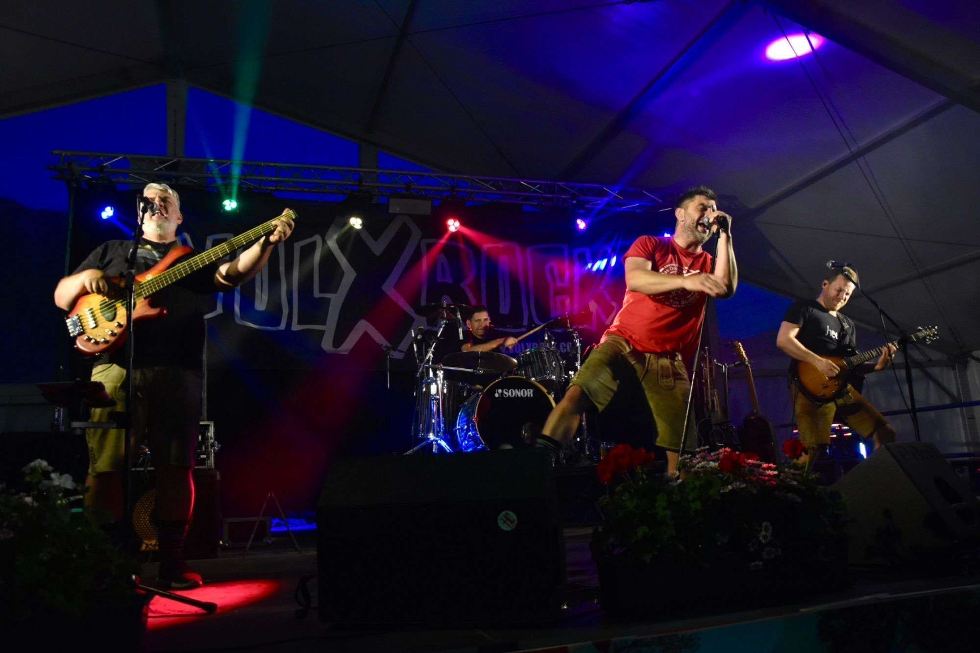 Internationale Musikvereine waren zum dreitägigen Jubiläumsfest der Bürgermusik Gaschurn-Partenen nach Gaschurn angereist. Für Stimmung im Festzelt sorgten etwa Volxrock und die Fegerländer. Den Fassanstich nahm Bgm. Daniel Sandrell vor.
