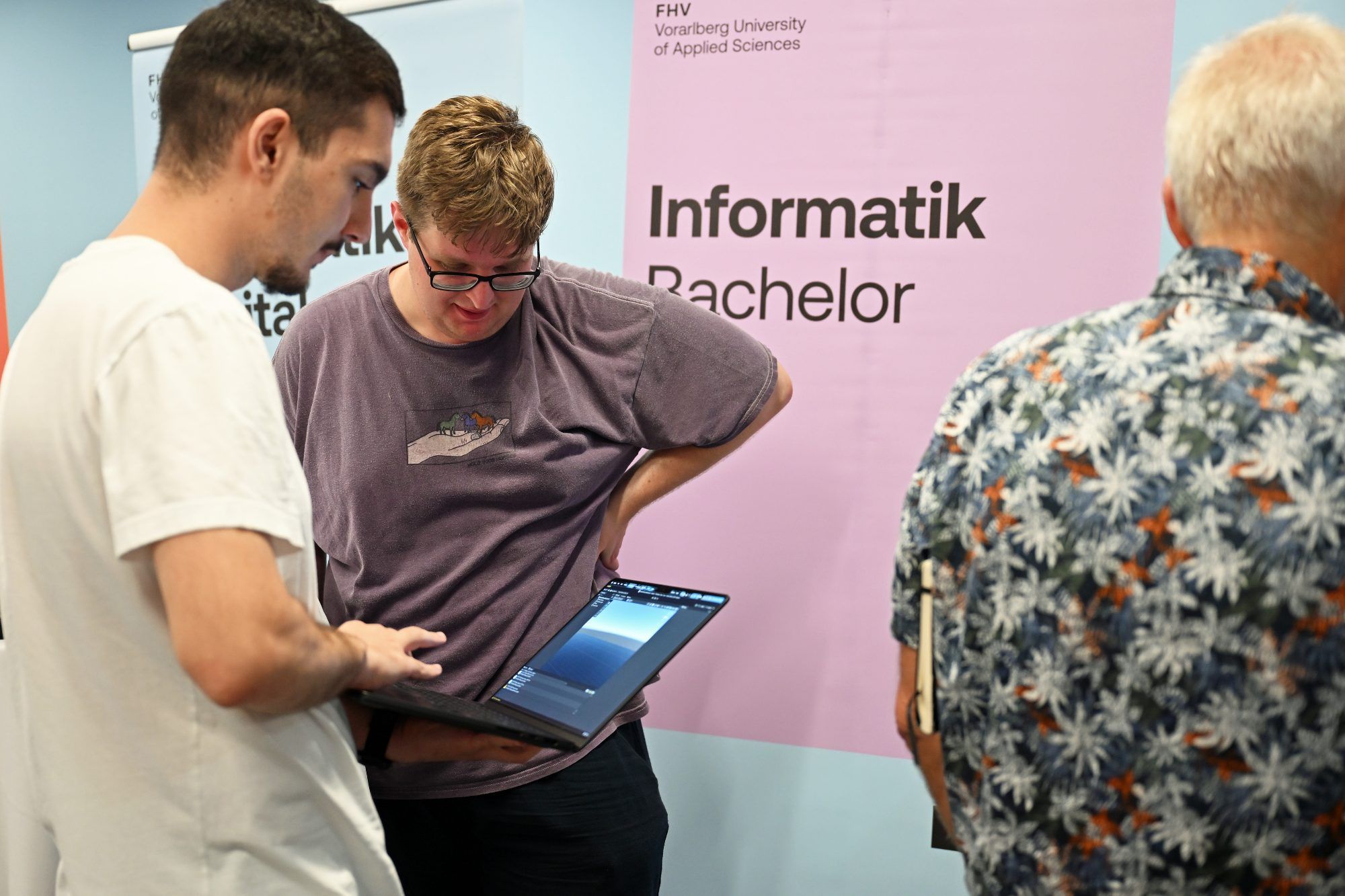 Studierende präsentierten digitale Anwendungen und gaben Einblicke in ihre Bachelorprojekte.