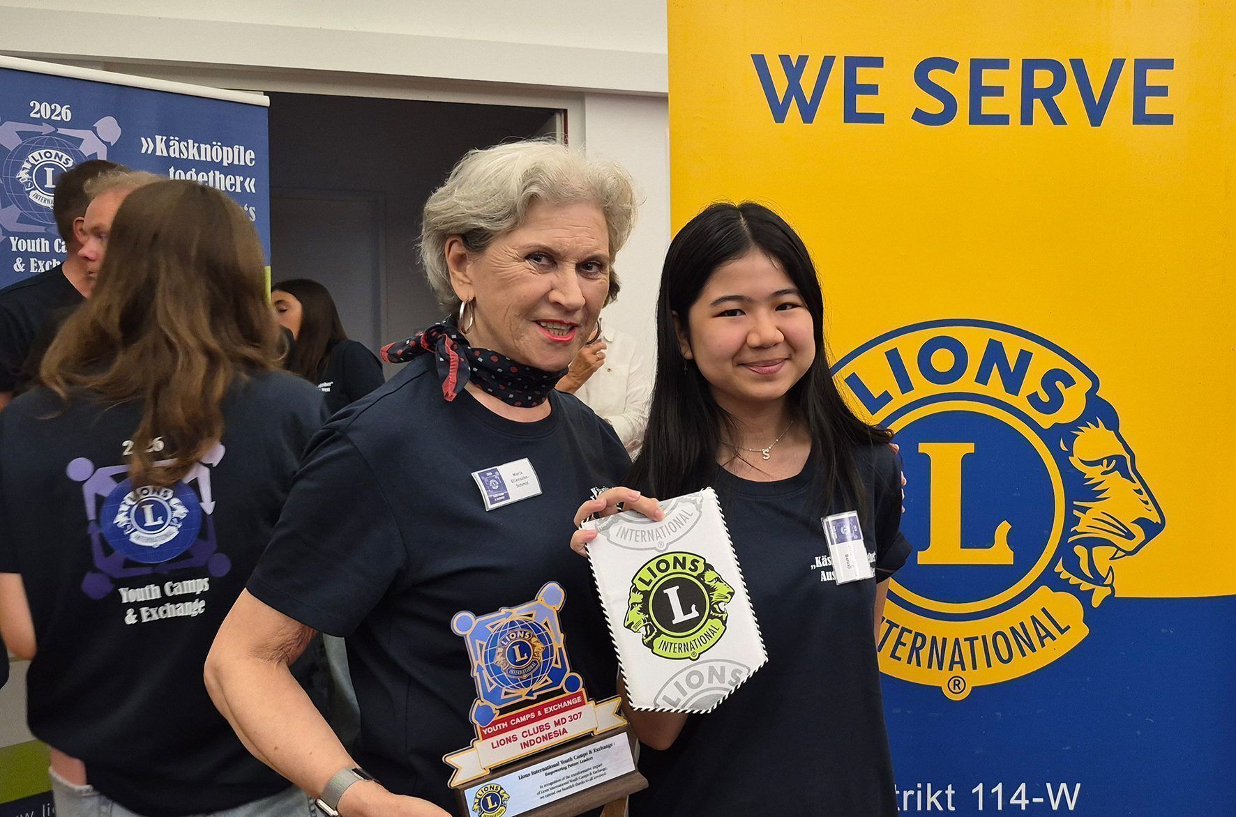 Lionspräsidentin Maria Ellensohn-Schmid mit Stefanie Alphina aus Indonesien.
