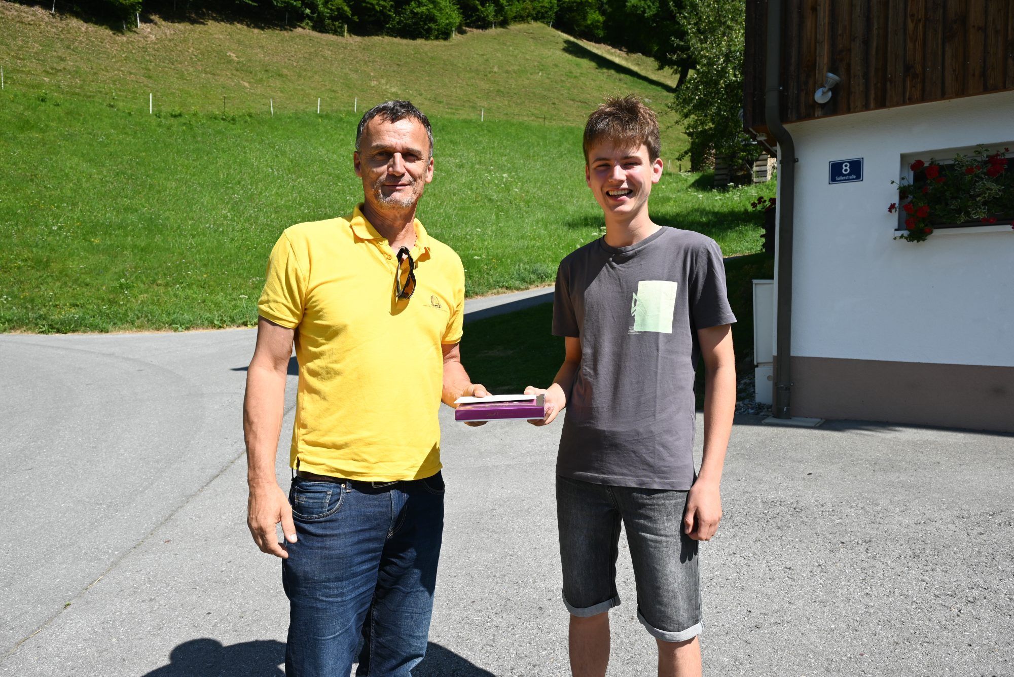 Gerhard Mohr vom Vorarlberger Imkerverband überreichte ein Geschenk an den frischgebackenen Weltmeister.