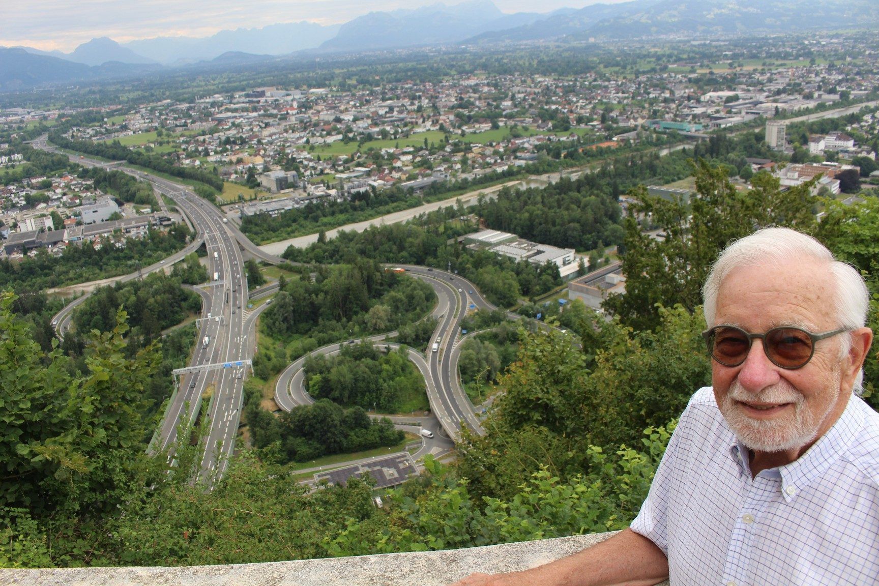 An symbolträchtigem Ort auf dem Gebhardsberg, hoch über „seinem“ Weidachknoten, trafen die VN Gerhard Tauber zum Gespräch. PETER STRAUSS