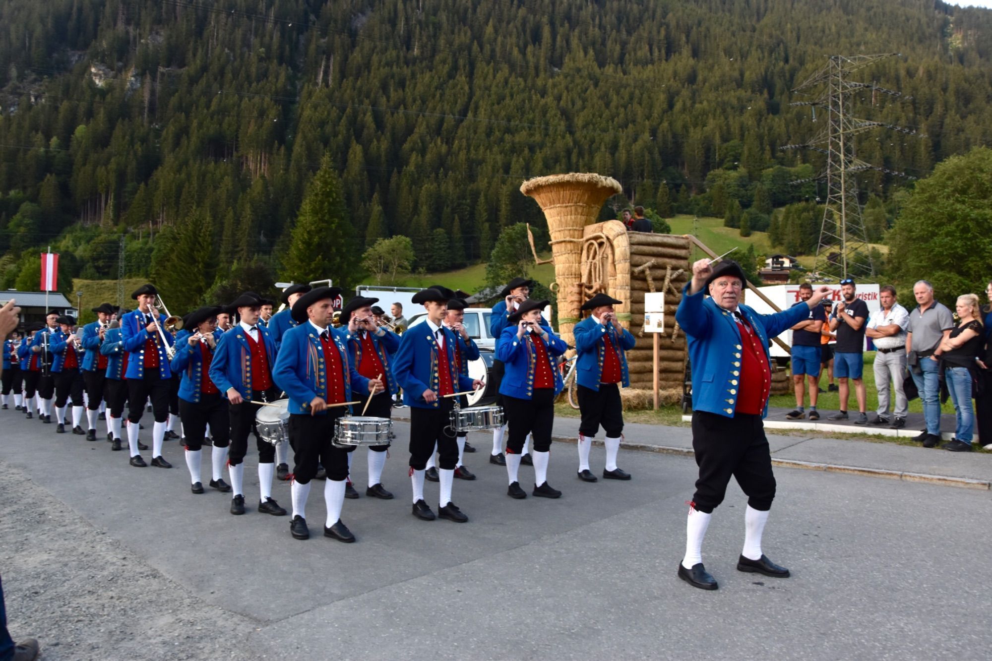 Internationale Musikvereine waren zum dreitägigen Jubiläumsfest der Bürgermusik Gaschurn-Partenen nach Gaschurn angereist. Für Stimmung im Festzelt sorgten etwa Volxrock und die Fegerländer. Den Fassanstich nahm Bgm. Daniel Sandrell vor.