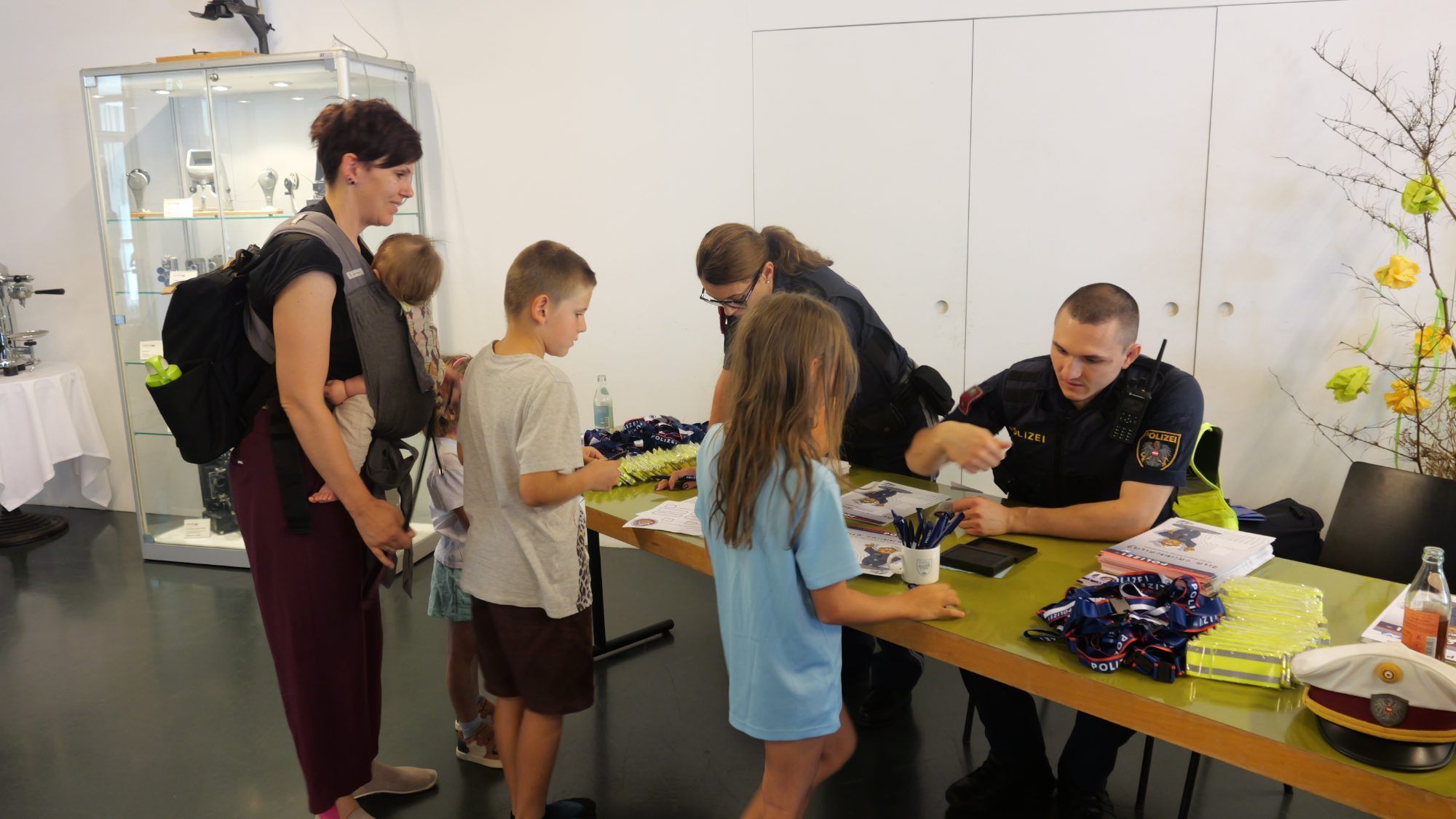 Polizeikräfte standen Rede und Antwort zu Fragen der