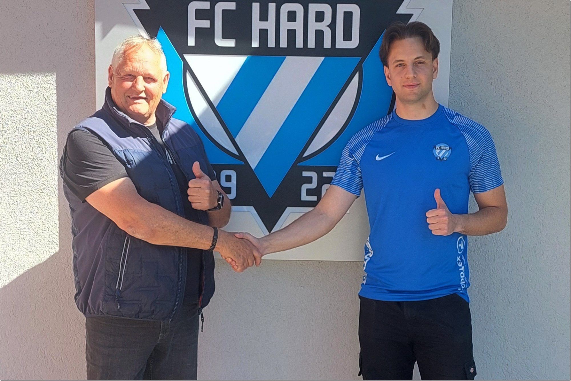 Neu in Hard: Mert Tas (r.) mit Sportchef Christian Tschofen.