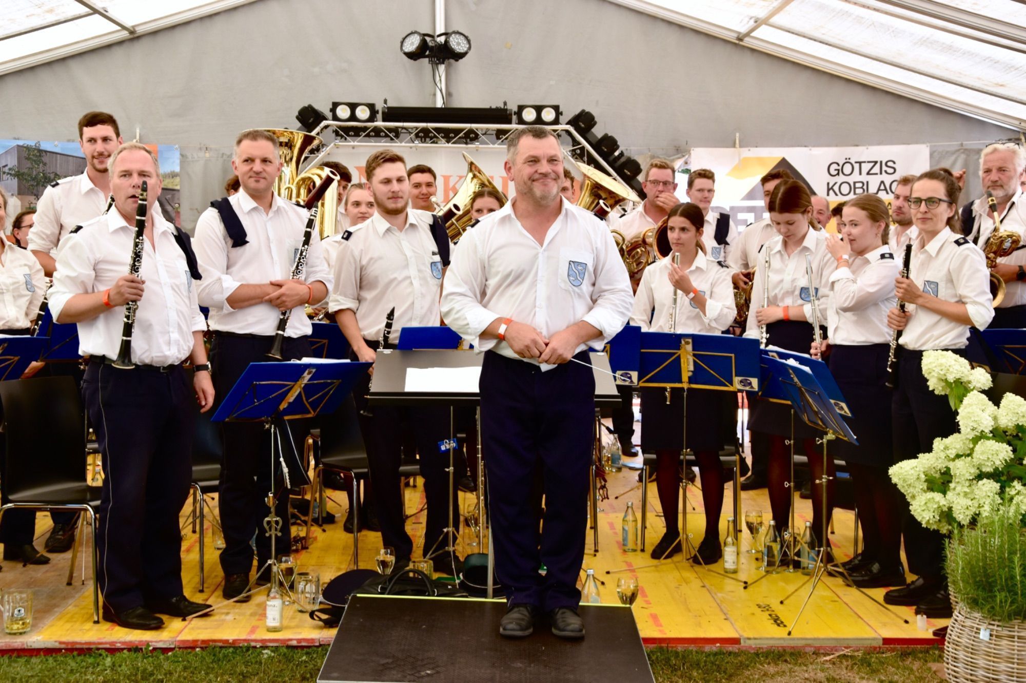 Festumzug und Fahneneinzug in das Festzelt - eine große Freude auch für die glückliche Koblacher Kapellmeisterin Angela Palfrader sowie Gerd Ströhle und Musikvereinsobmann - hier zusammen mit Festobfrau Magdalena Raffeiner.