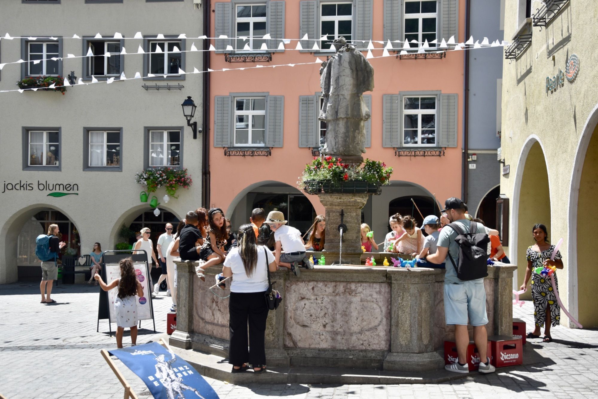 Entenangeln im Nepomukbrunnen. Foto: Gerhard Scopoli