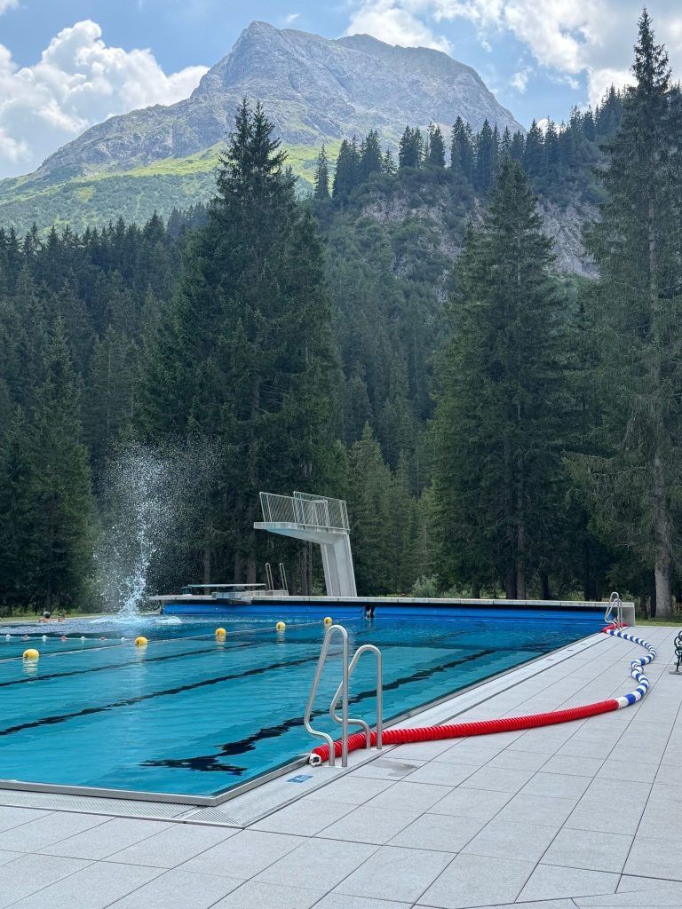 30 Grad warmes Wasser mitten im Wald: Das Geheimnis vom Waldbad Lech