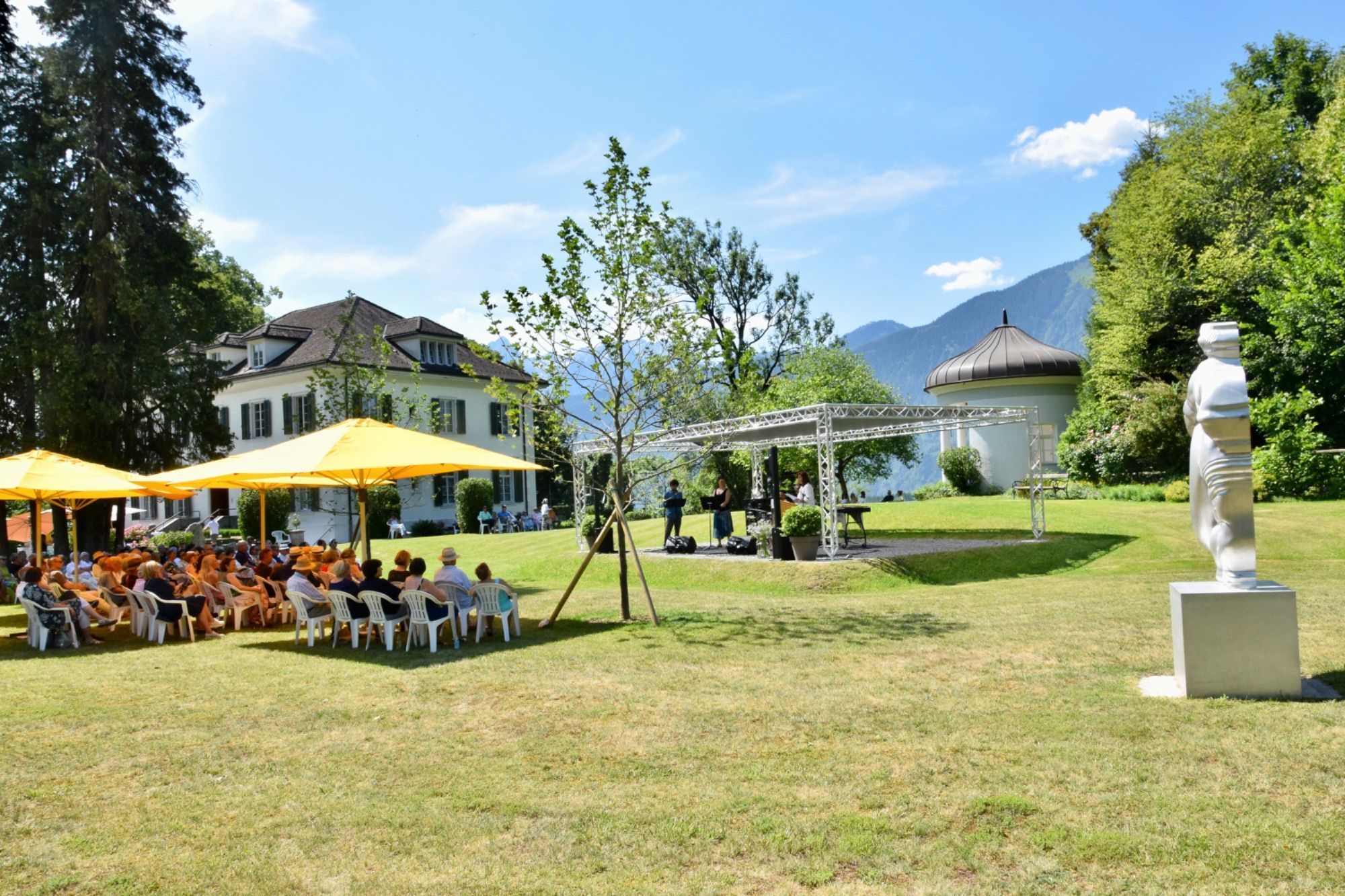 Ausstellung von Skulpturen des studierten Holz- und Steinbildhauers Georg Loewit im weitläufigen Park der Villa Falkenhorst in Thüringen, der für verschiedene Veranstaltungen genutzt wird.