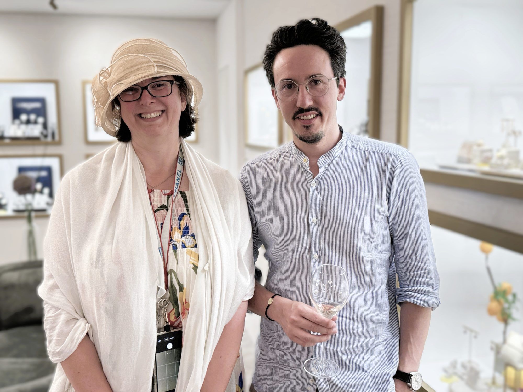 Im Gespräch: Margit Hinterholzer mit Schmuckdesigner Christopher Graf.