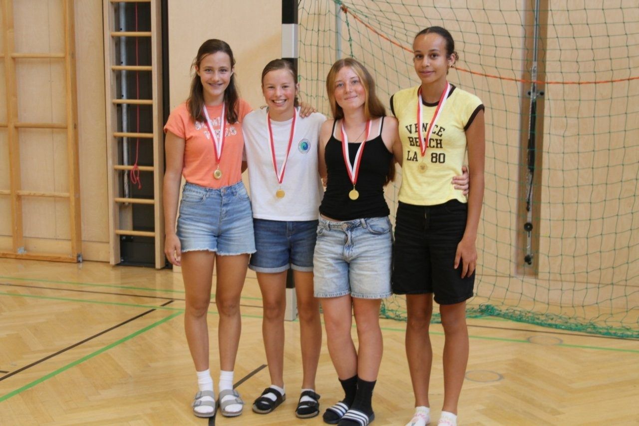 Emilia, Annika, Zoe, Hannah.