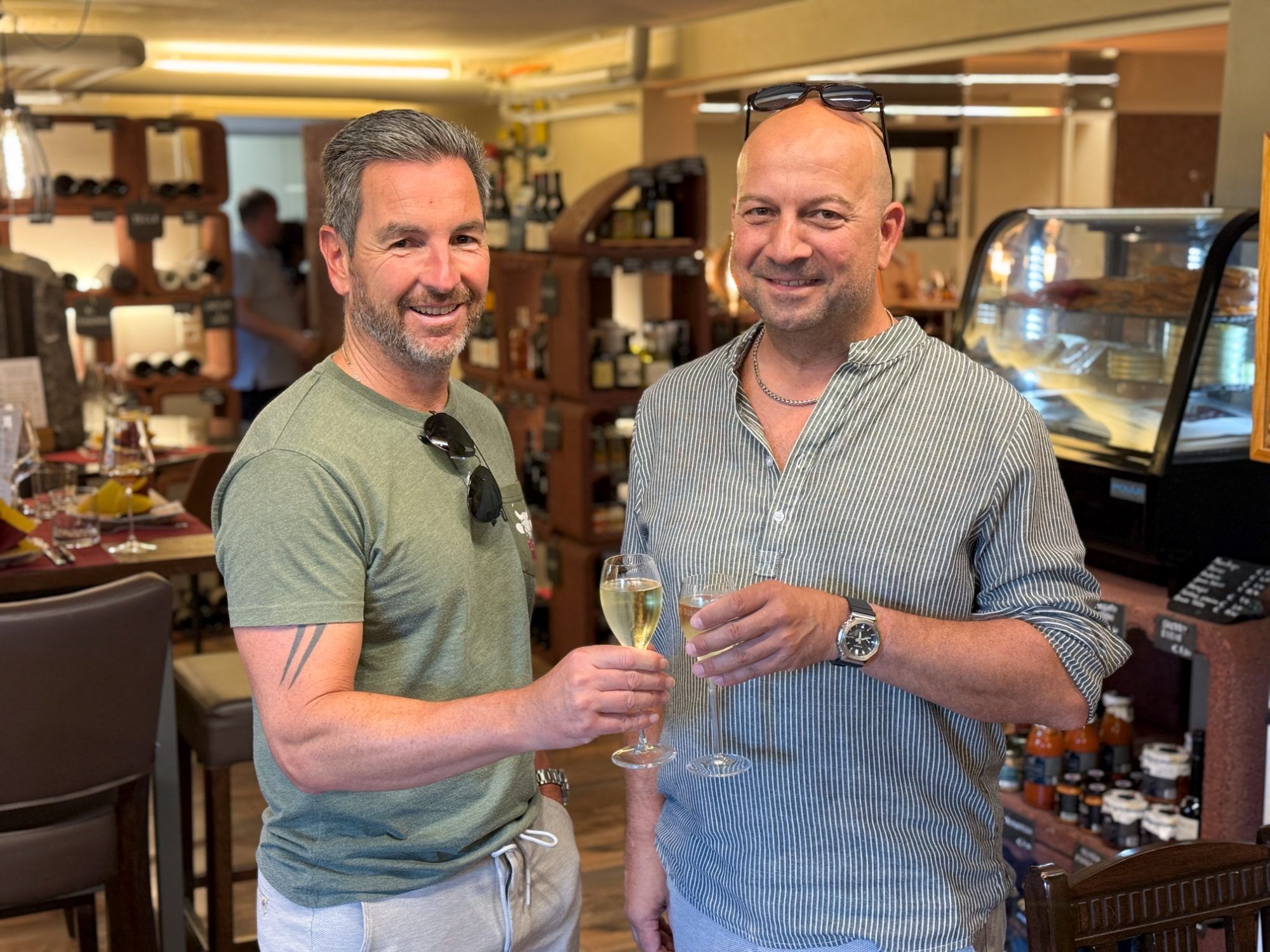 Pascal Fehr und Martin Grabher mit einem Cava zum Start