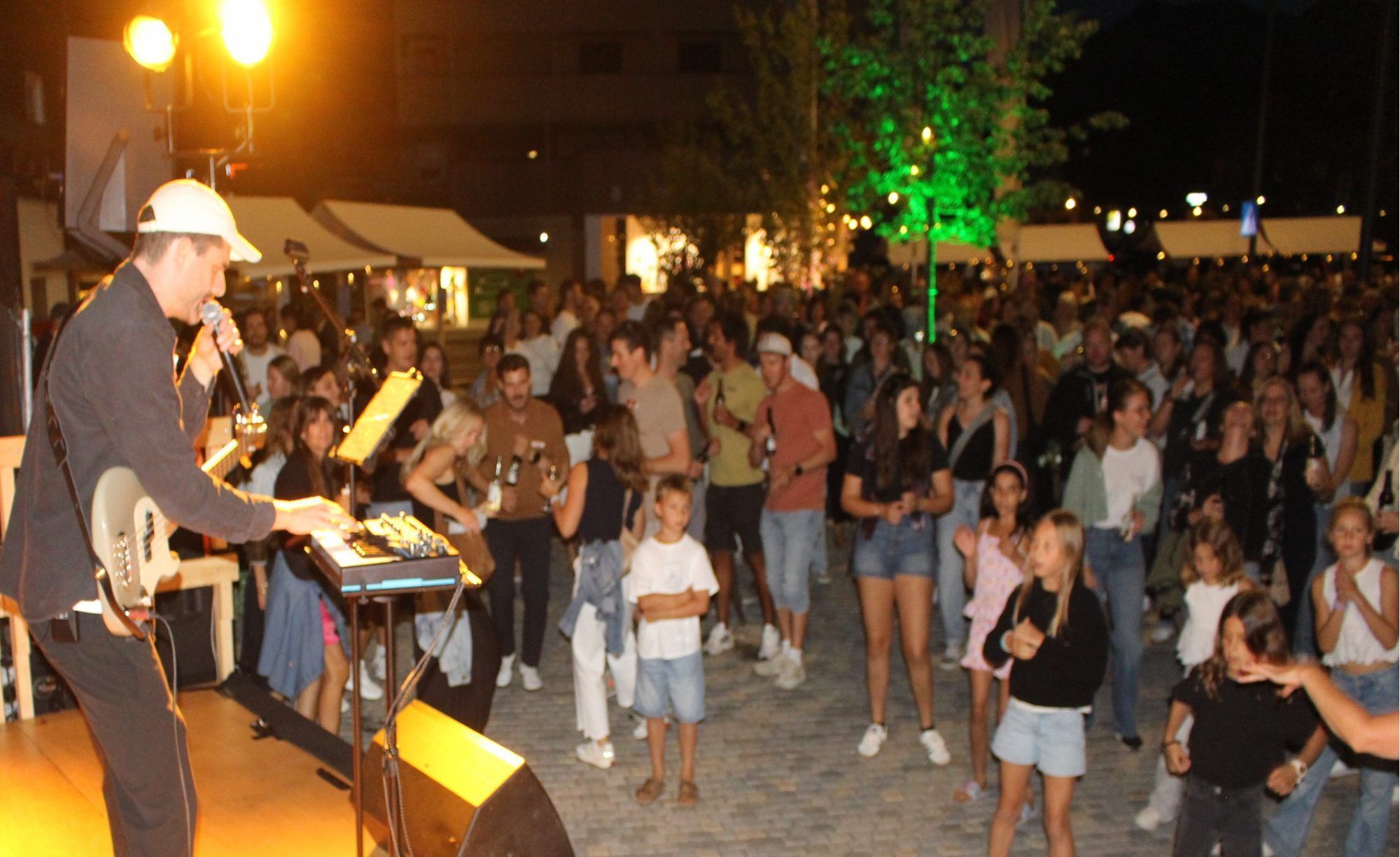 Volles Haus und Riesenstimmung beim Sommer am Platz zu dem dabado extended auf dem Gmuondsplatz aufspielten.