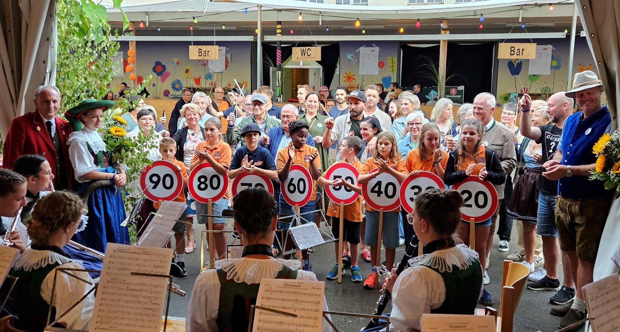 Beste Stimmung beim letztjährigen Leiblachtaler Jubiläums-Jahrgänger-Treffen auf dem Lochauer Dorffest. In diesem Jahr sind alle „Sechser-Jubiläums-Jahrgänger“ zum gemeinsamen Fest eingeladen.