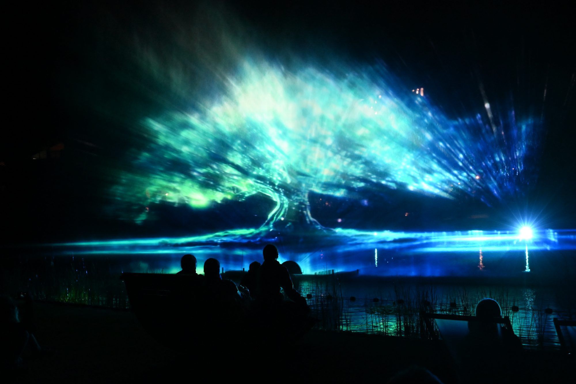 Tolle Projektionen auf einer rund 20 Meter breiten Wasserleinwand.