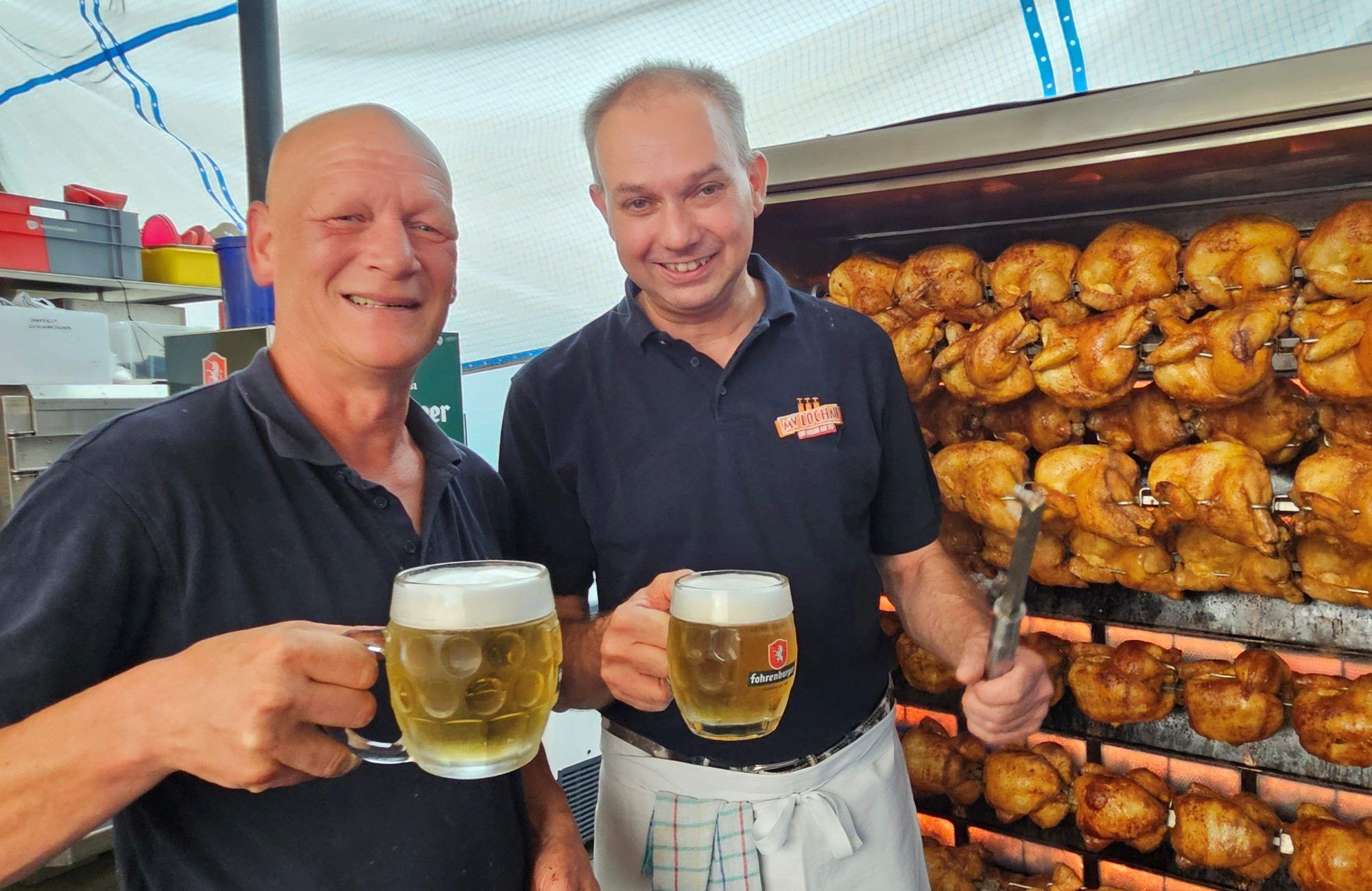 Langjährige Tradition hat das „Dorffest-Hennele“ mit den bewährten Grillmeistern Gunar Poiger und Christian Moosburger.