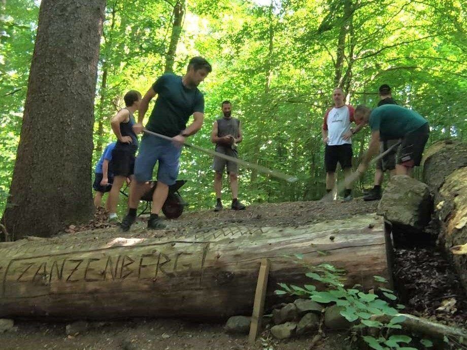 Am Zanzenberg wird derzeit gehämmert, geschraubt und geschaufelt.