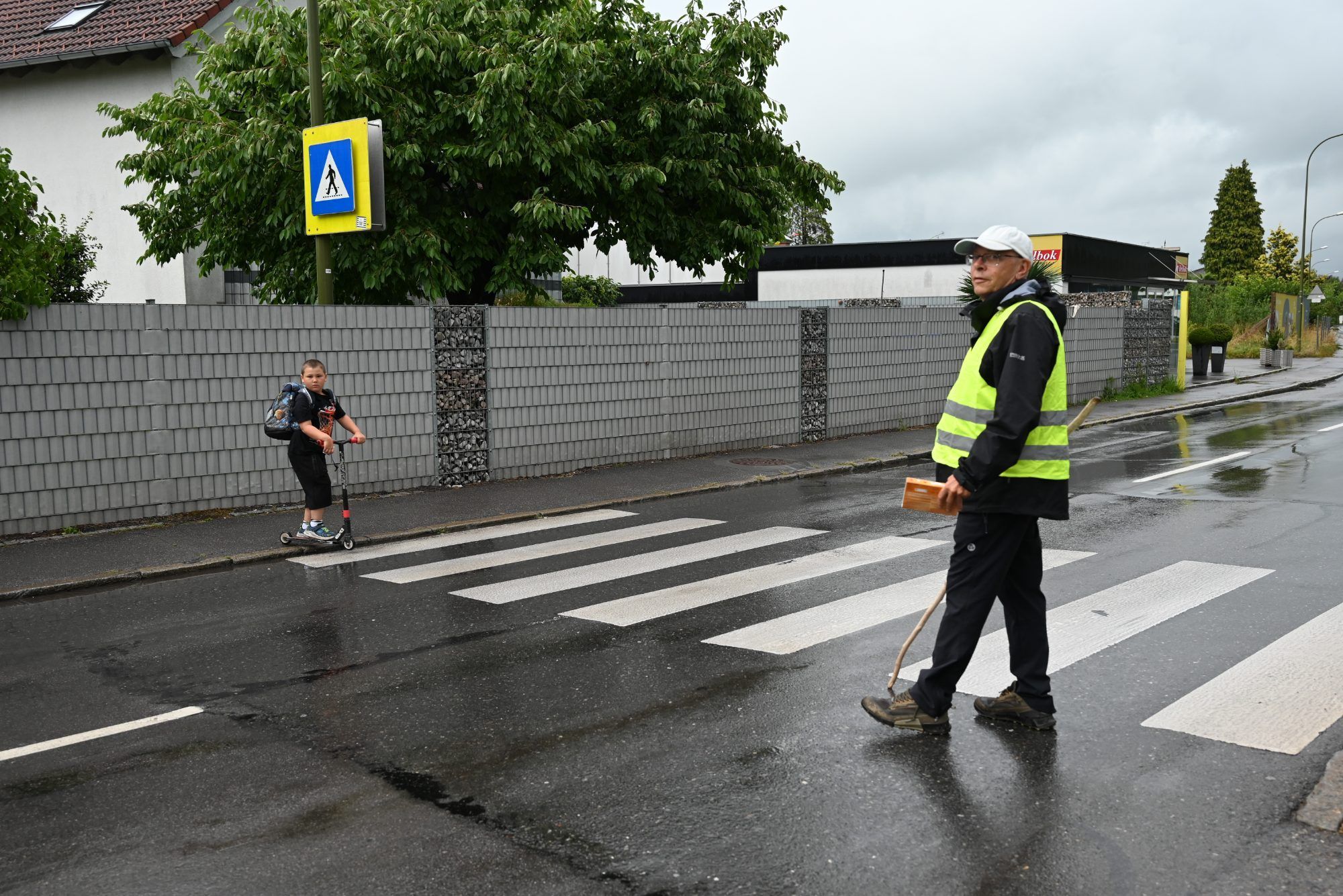 Jedes Kind und jeder Erwachsene wird von ihm über die Straße begleitet.