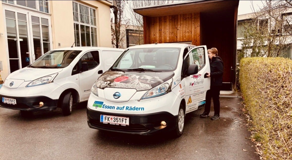 Ulla Kasiow ist startklar zum Ausliefern der „Essen auf Rädern“ in Rankweil