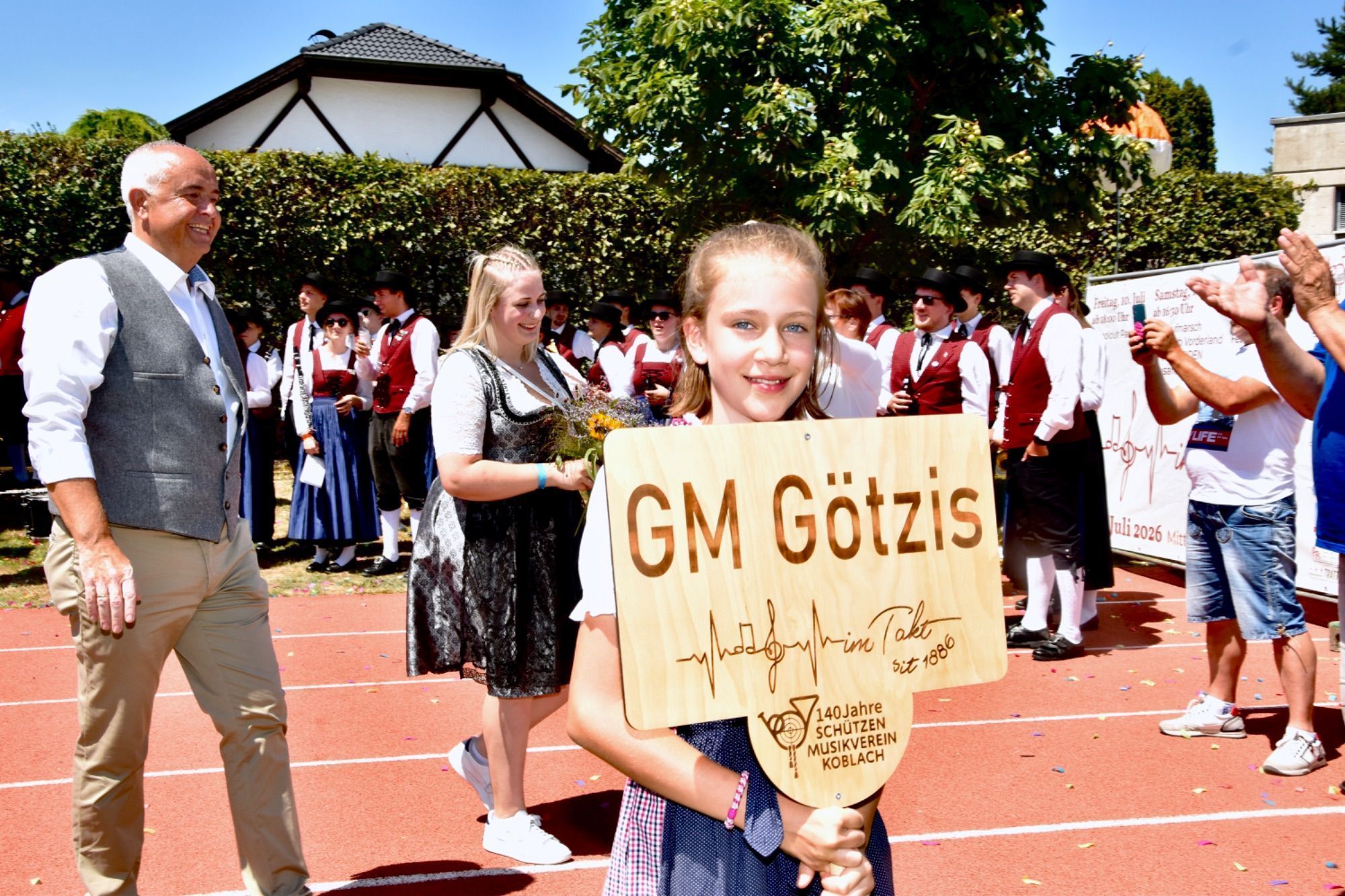 Festumzug und Fahneneinzug in das Festzelt - eine große Freude auch für die glückliche Koblacher Kapellmeisterin Angela Palfrader sowie Gerd Ströhle und Musikvereinsobmann - hier zusammen mit Festobfrau Magdalena Raffeiner.