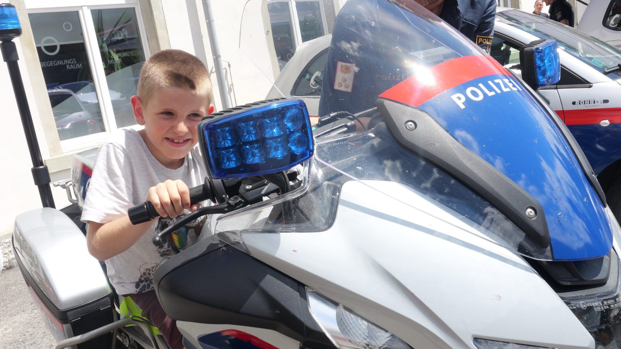 Josef hatte große Freude an der Einführung ins Polizeimotorrad.