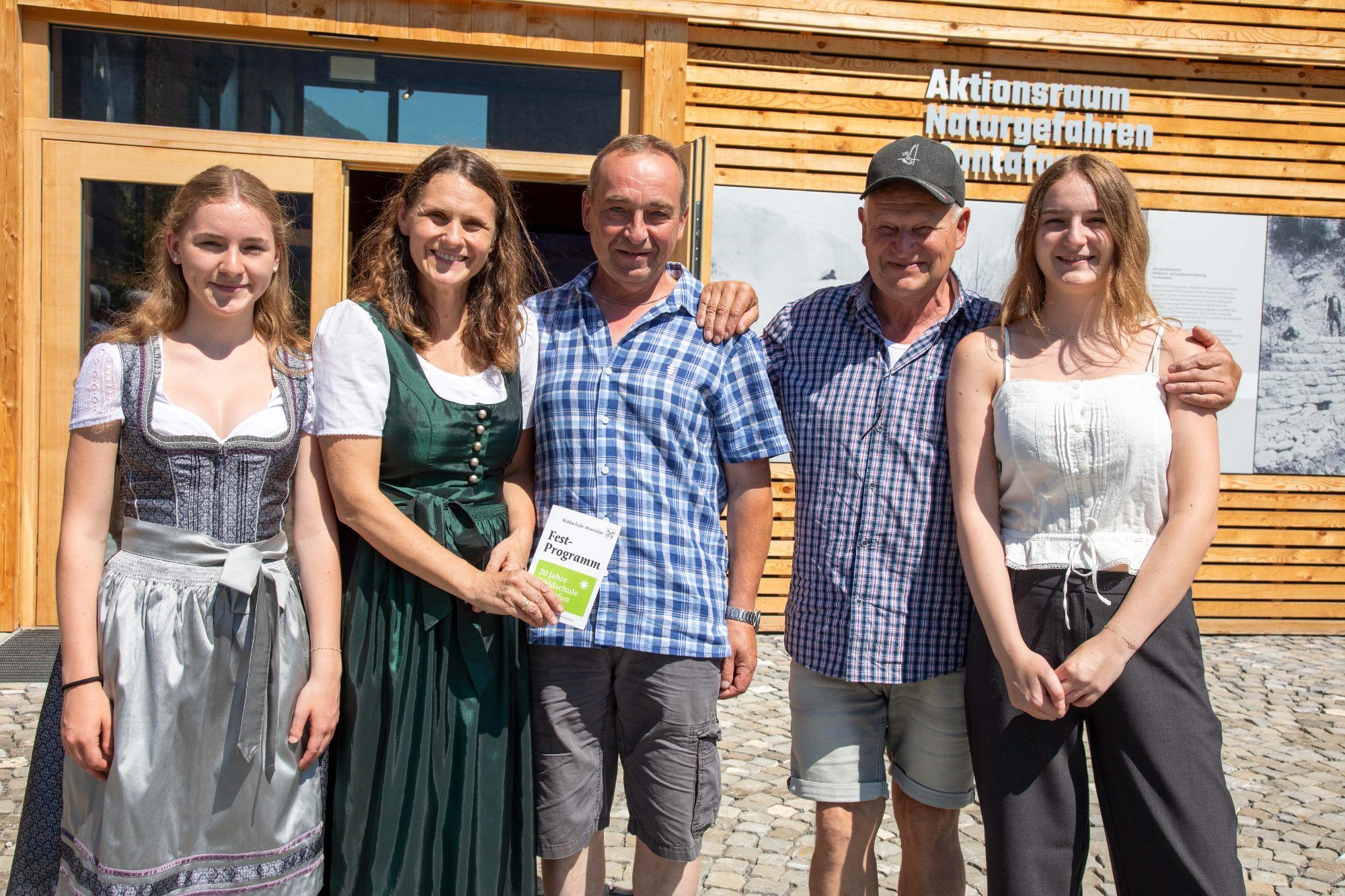 Die Waldschule Montafon als Familienprojekt – Daniela Ackerl mit Mama Sylvia und Papa Josef sowie Rudolf Loitz und Johanna Ackerl (v. l.).