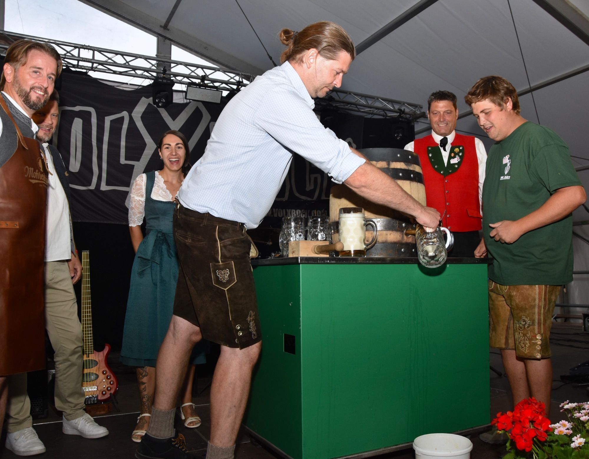 Internationale Musikvereine waren zum dreitägigen Jubiläumsfest der Bürgermusik Gaschurn-Partenen nach Gaschurn angereist. Für Stimmung im Festzelt sorgten etwa Volxrock und die Fegerländer. Den Fassanstich nahm Bgm. Daniel Sandrell vor.