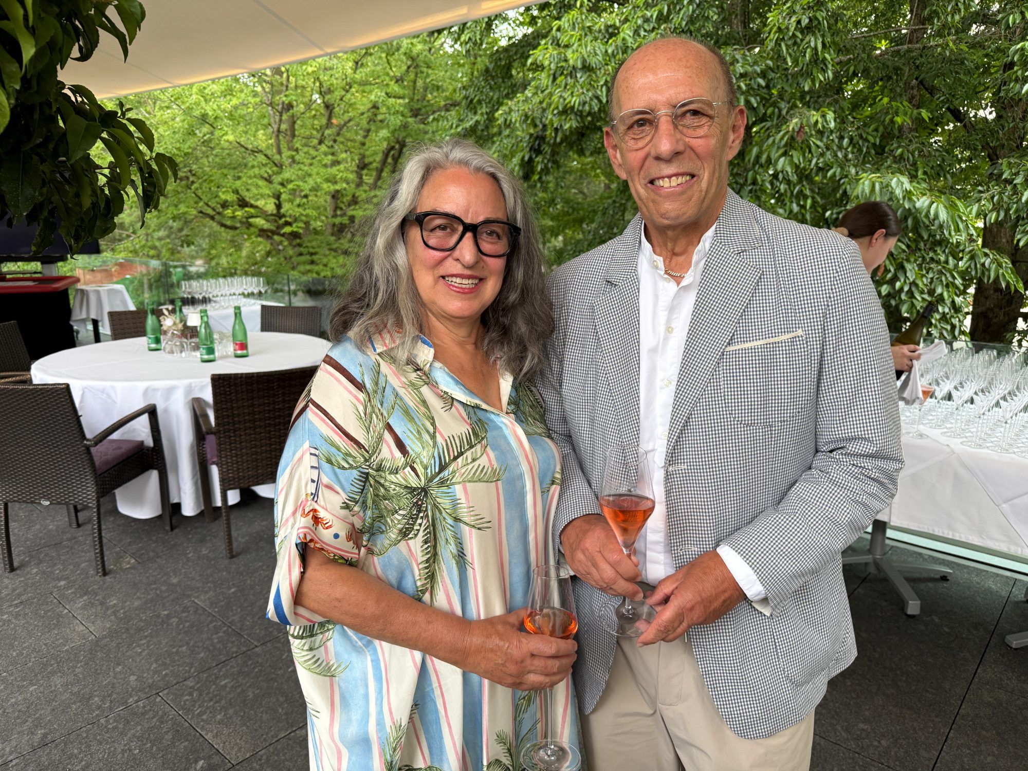 Evelyn und Michael Rauth sommerlich gekleidet