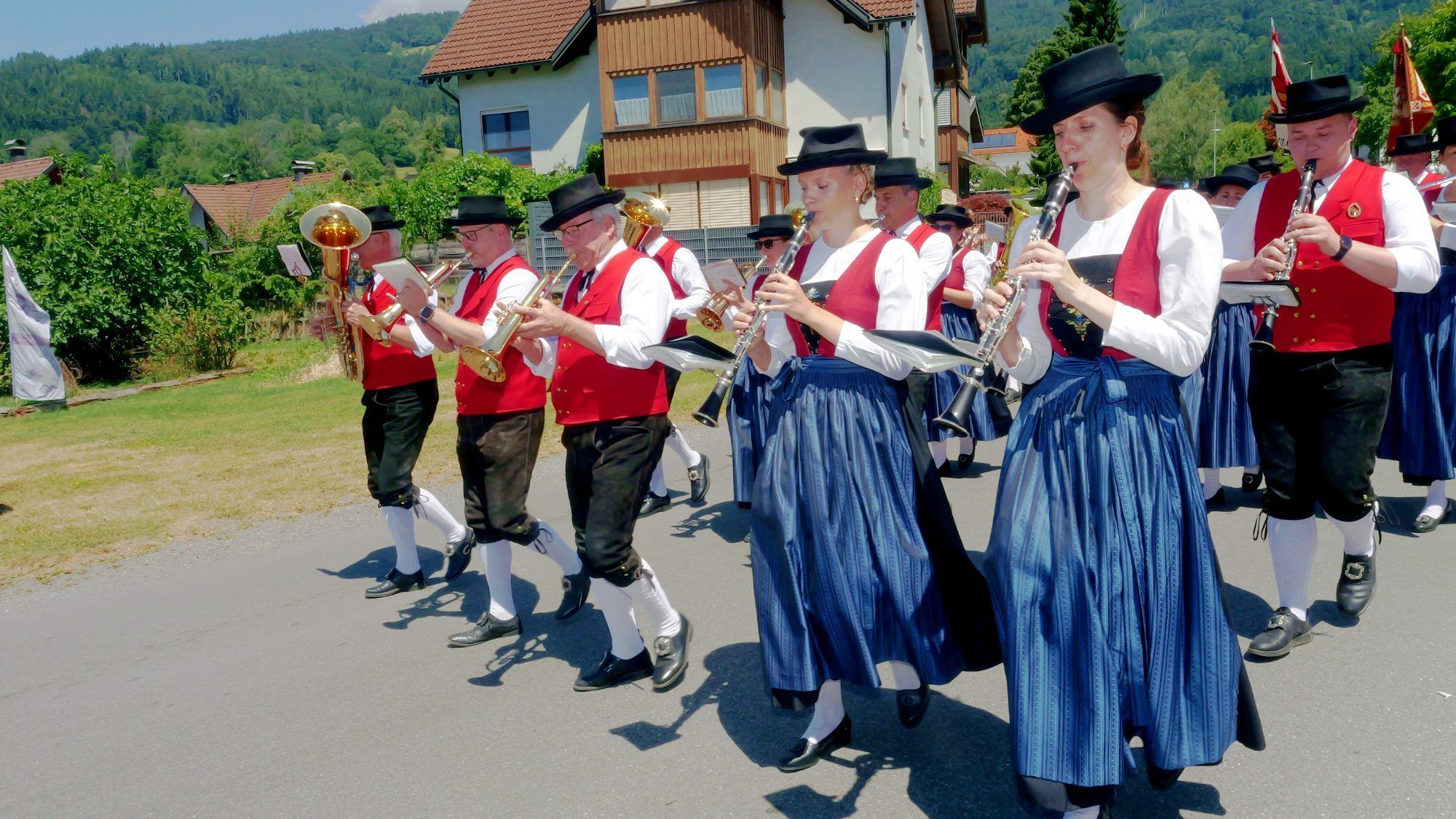 Mit einem stimmungsvollen Festumzug fand das Bezirksfeuerwehrfest zum 145-jährigen Bestehen der Ortsfeuerwehr Satteins seinen würdigen Höhepunkt.