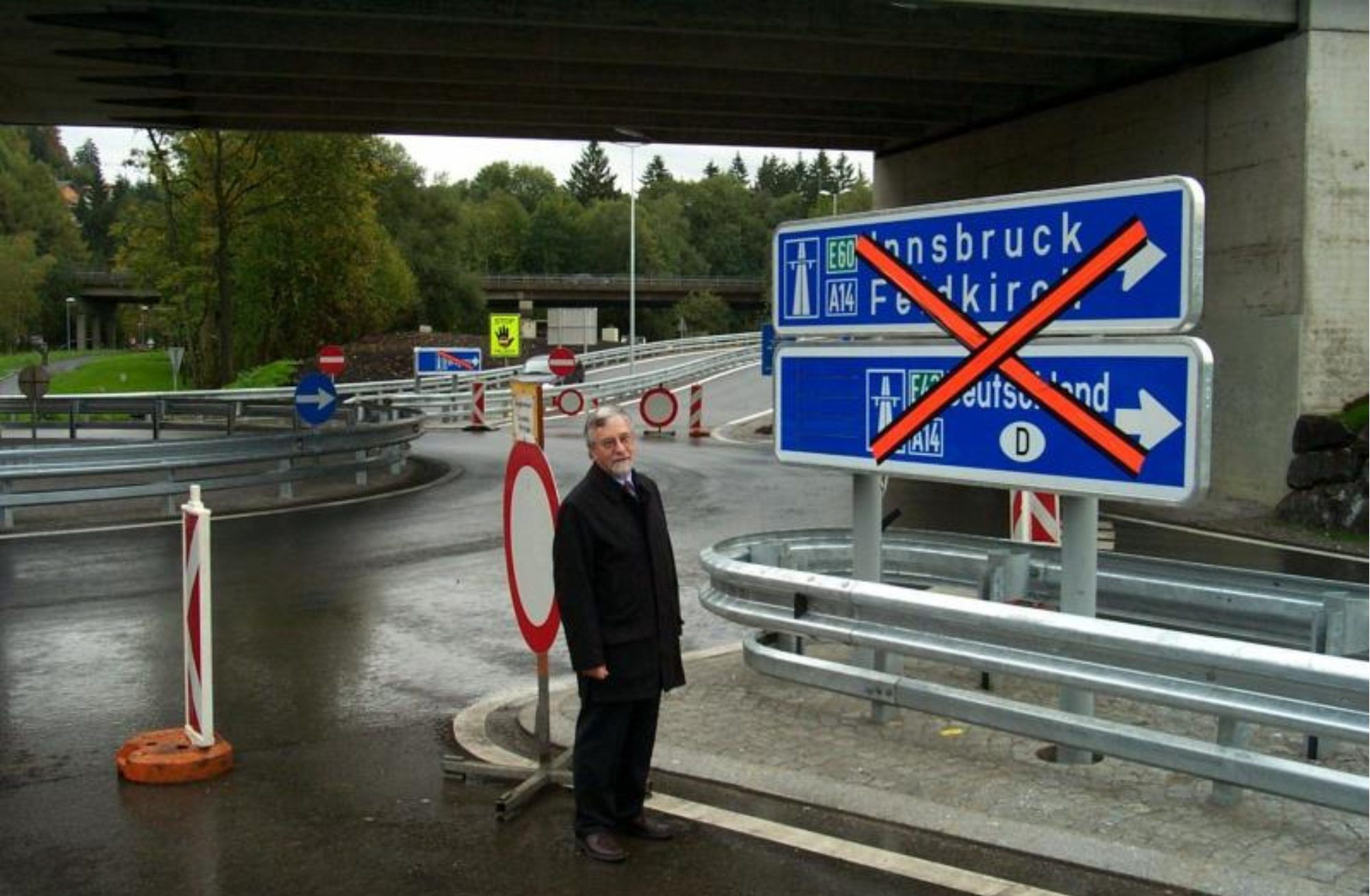 Ein „großer Tag“ für den Straßenplaner Gerhard Tauber: der von ihm in jahrelanger geduldiger und kreativer Planungsarbeit entwickelte Weidachknoten ist bereit für die Eröffnung.
