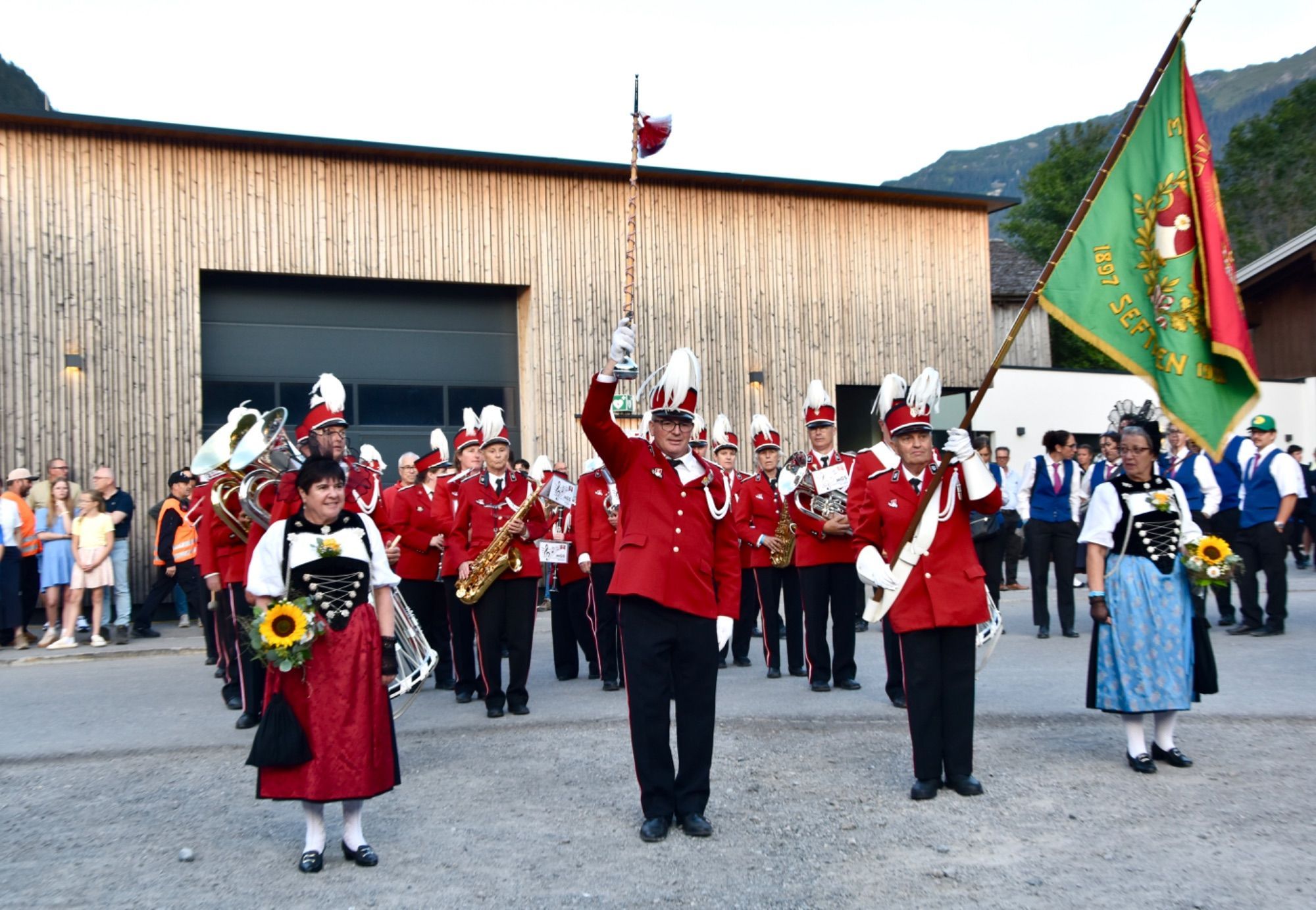 Internationale Musikvereine waren zum dreitägigen Jubiläumsfest der Bürgermusik Gaschurn-Partenen nach Gaschurn angereist. Für Stimmung im Festzelt sorgten etwa Volxrock und die Fegerländer. Den Fassanstich nahm Bgm. Daniel Sandrell vor.