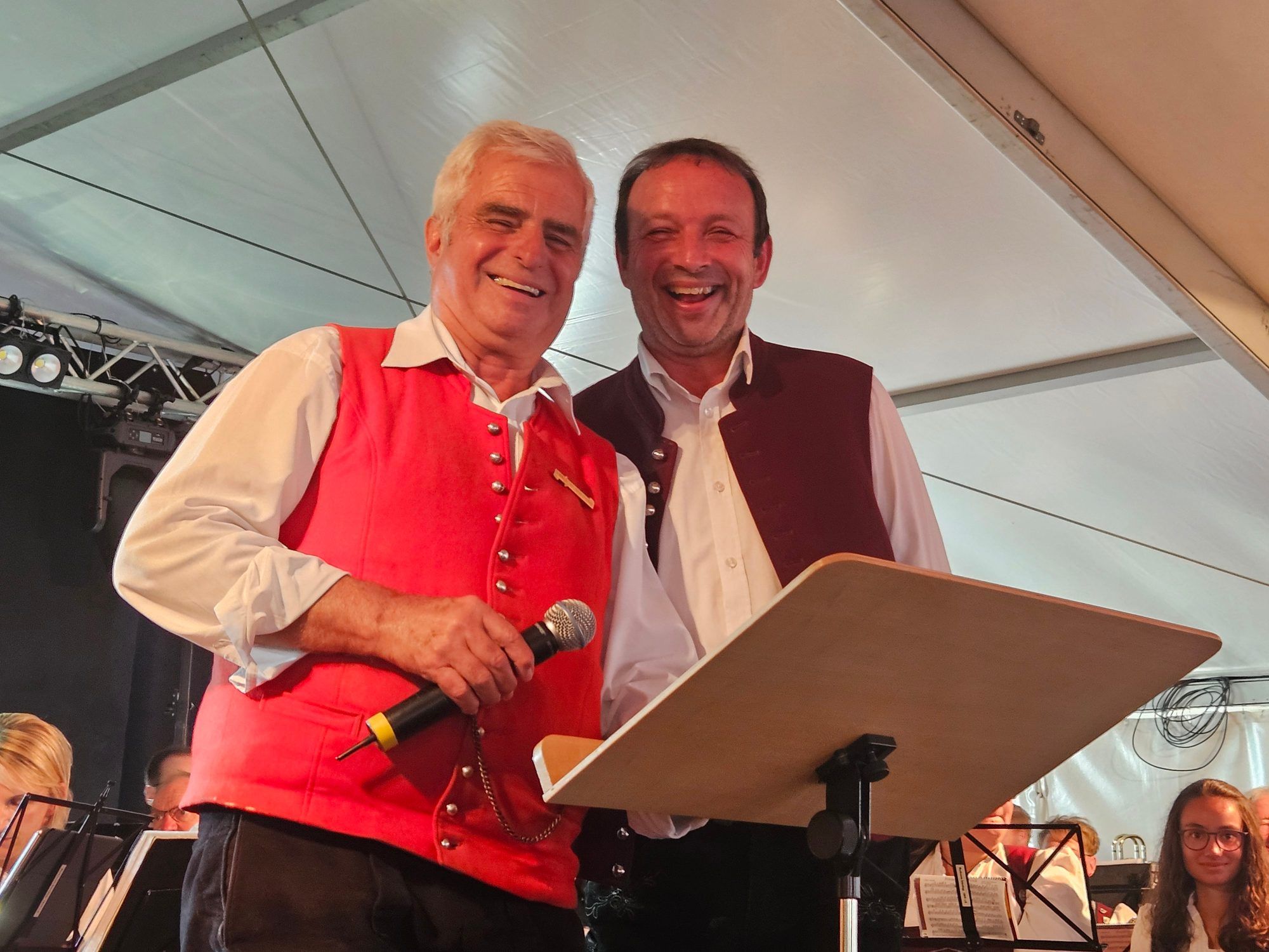 Moderator Jakob von der Thannen und Kapellmeister Wolfgang Österle.