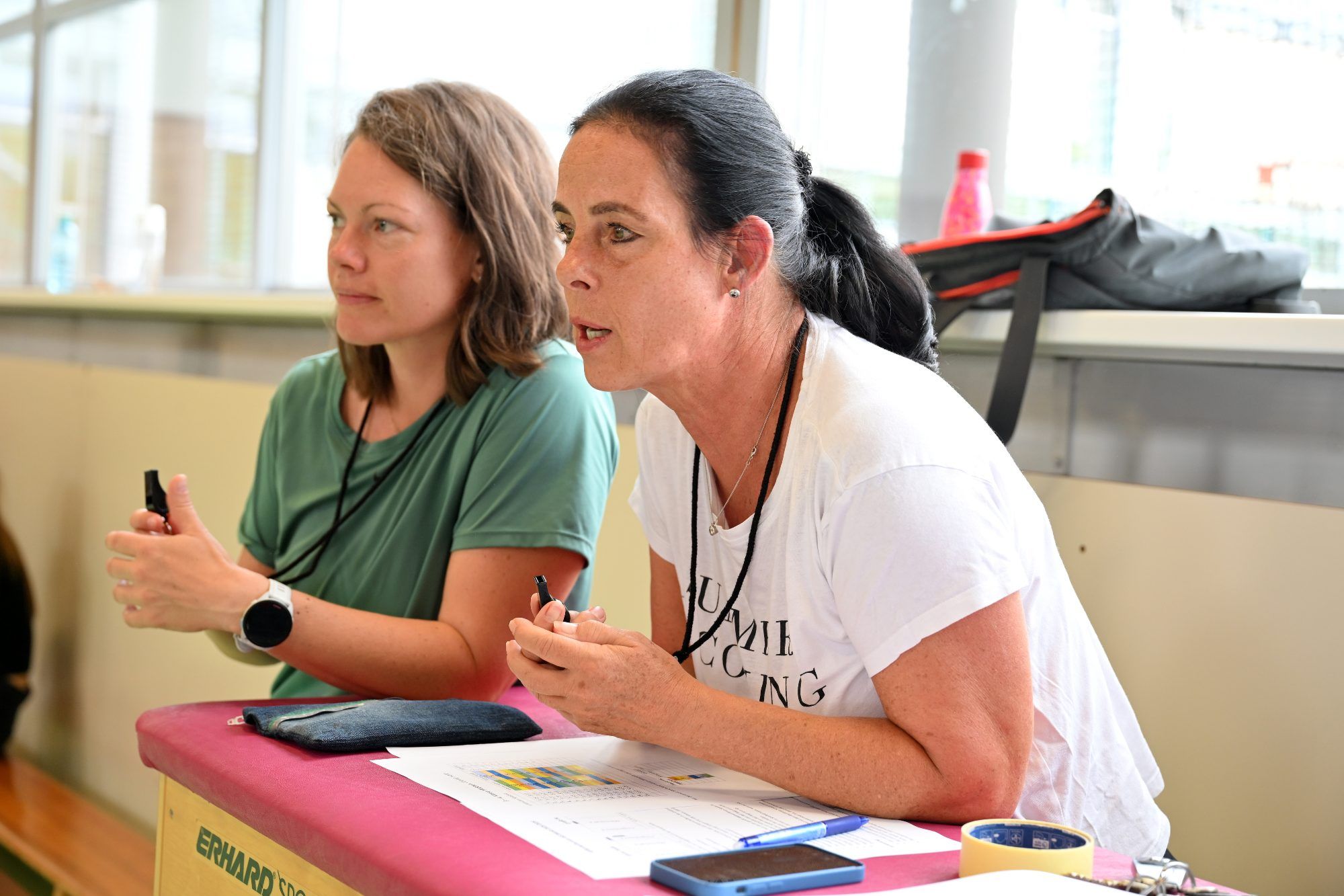 Lehrerin Katalin Vadas-Demjen (rechts) und eine Kollegin behielten den Überblick über den Ablauf des Sportfestes.