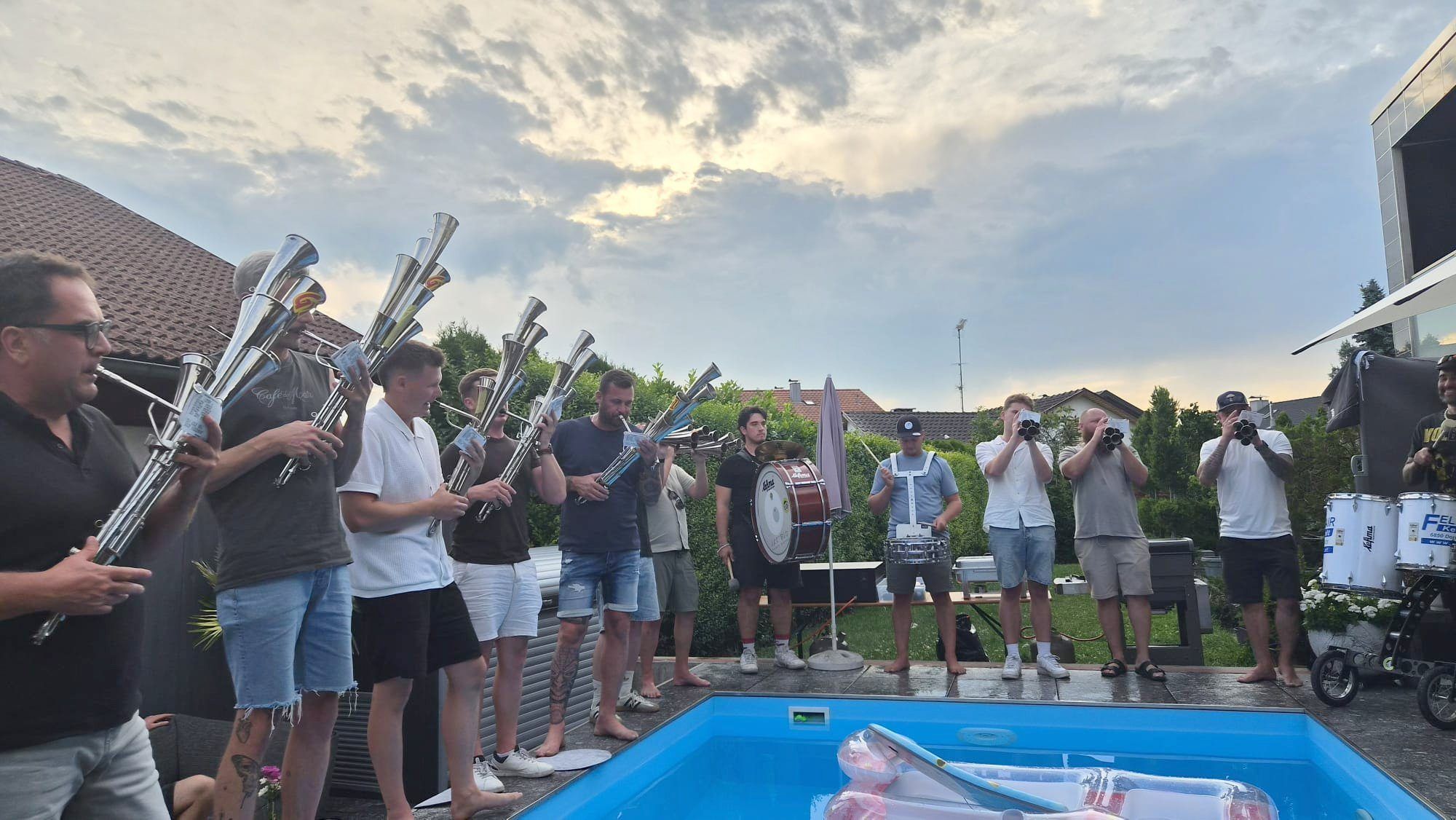ungewöhnliches Bild: Leiblachtaler Schalmeien bei Sommerhitze am Pool