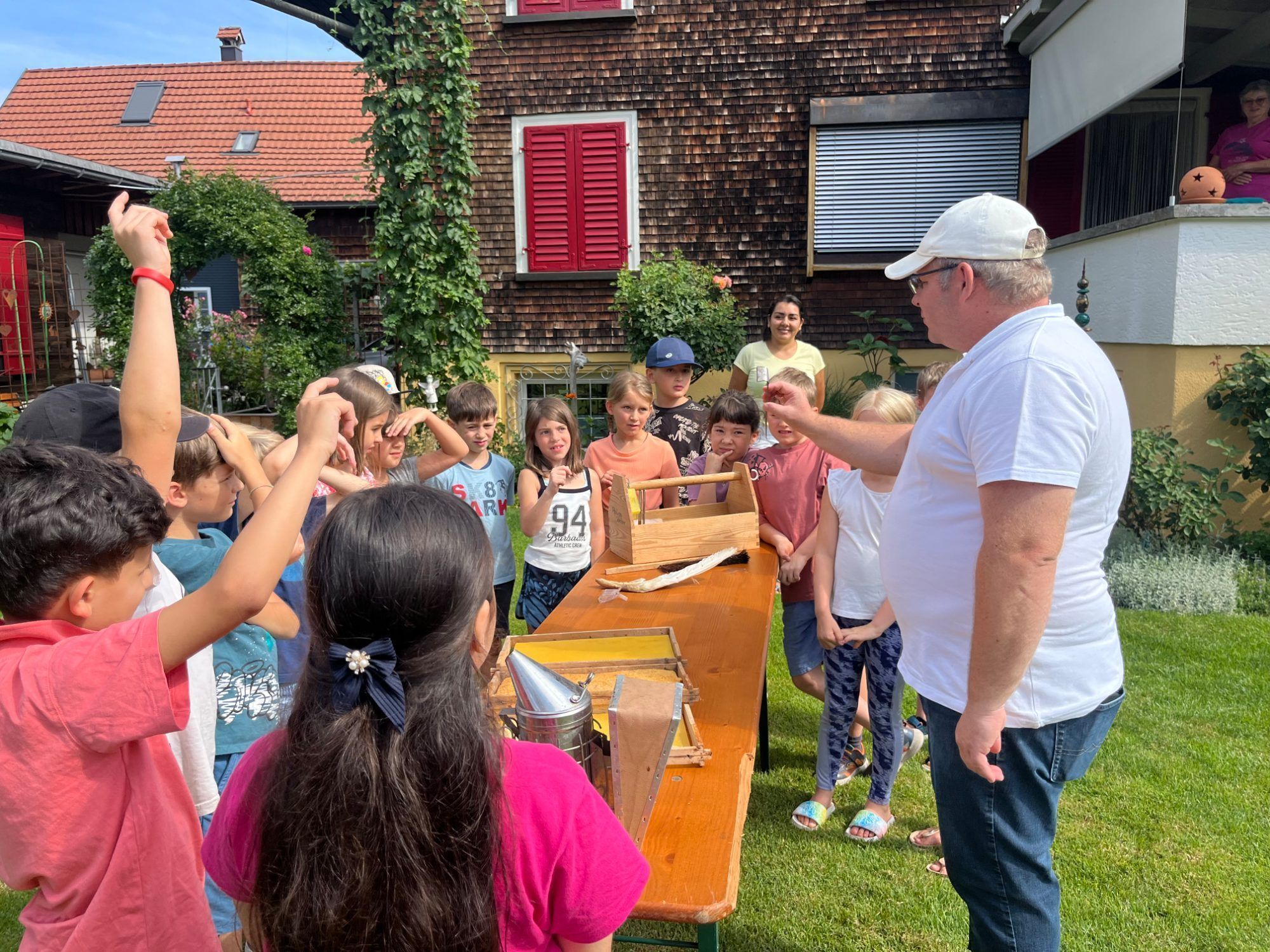 Der Imker staunte nicht schlecht, was die Kinder schon alles über die Bienen wussten.
