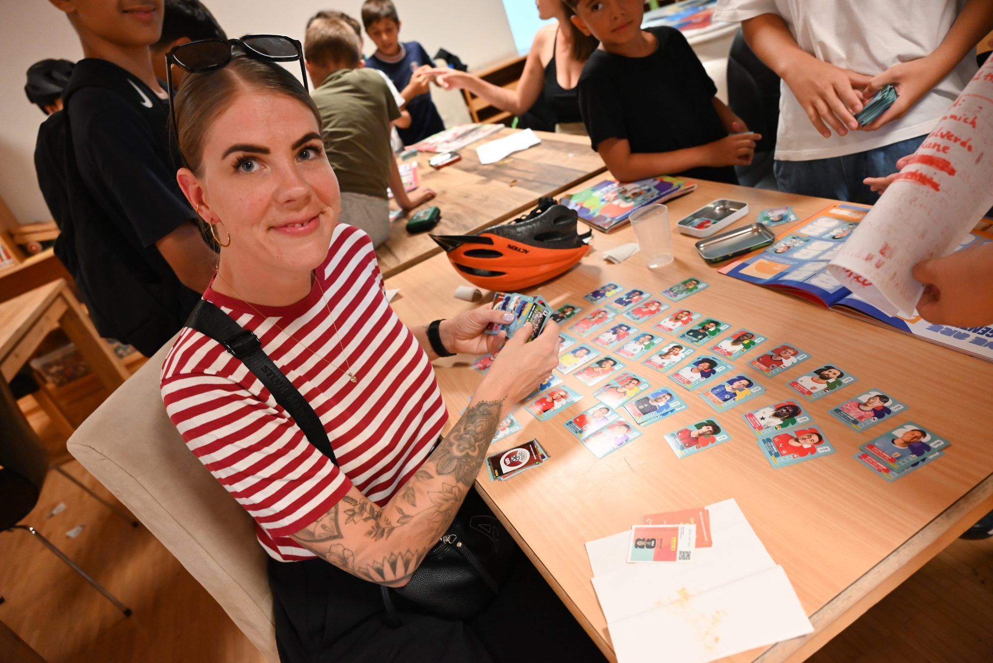 Lini begleitete ihren Sohn zur Sticker-Tauschbörse.