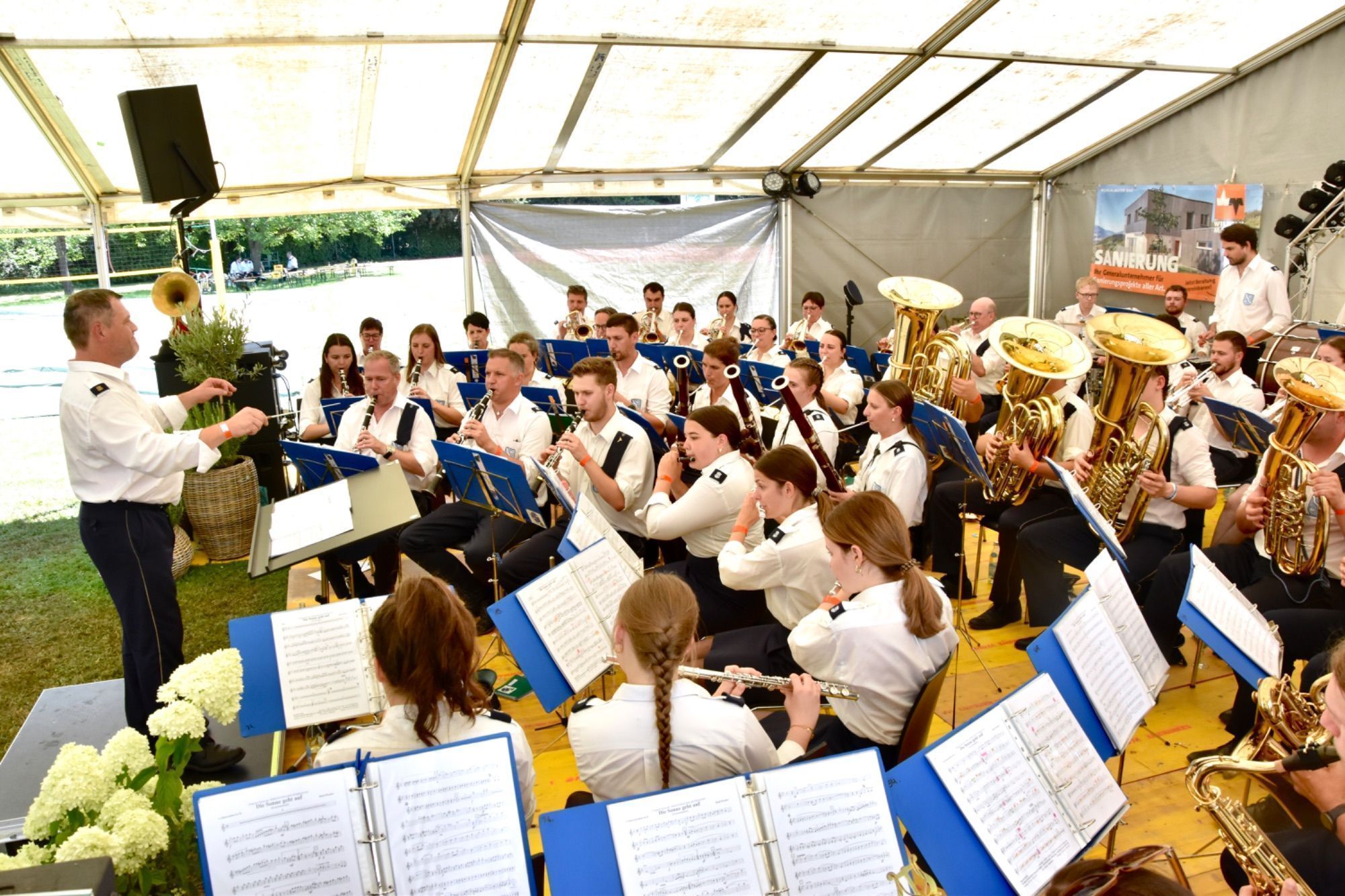 Festumzug und Fahneneinzug in das Festzelt - eine große Freude auch für die glückliche Koblacher Kapellmeisterin Angela Palfrader sowie Gerd Ströhle und Musikvereinsobmann - hier zusammen mit Festobfrau Magdalena Raffeiner.
