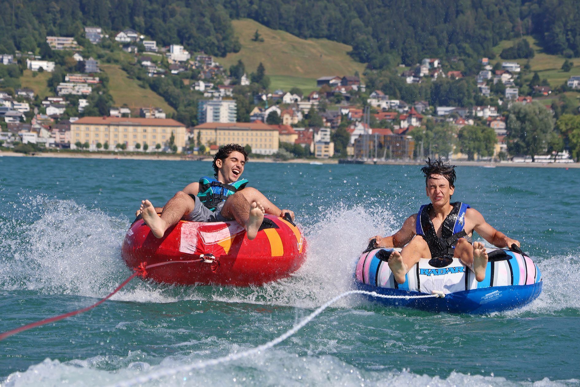 Die beiden hatten Riesenspaß mit dem Wasserskiclub.