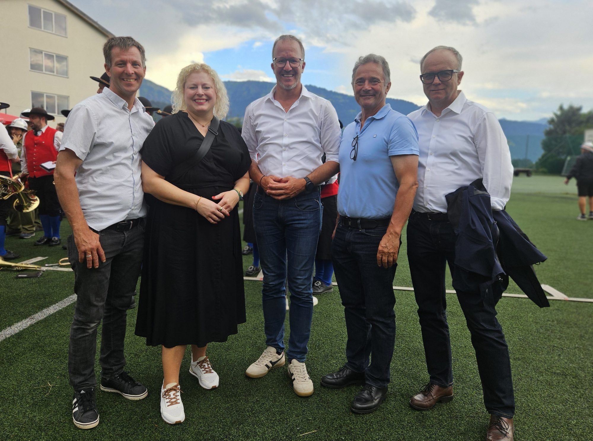 Besucher beim Nassleistungsbewerb: LAbg. Bernhard Feuerstein, Martina Schönherr, LR Christian Gantner, NR Norbert Sieber und Bezirkshauptmann Gernot Längle.