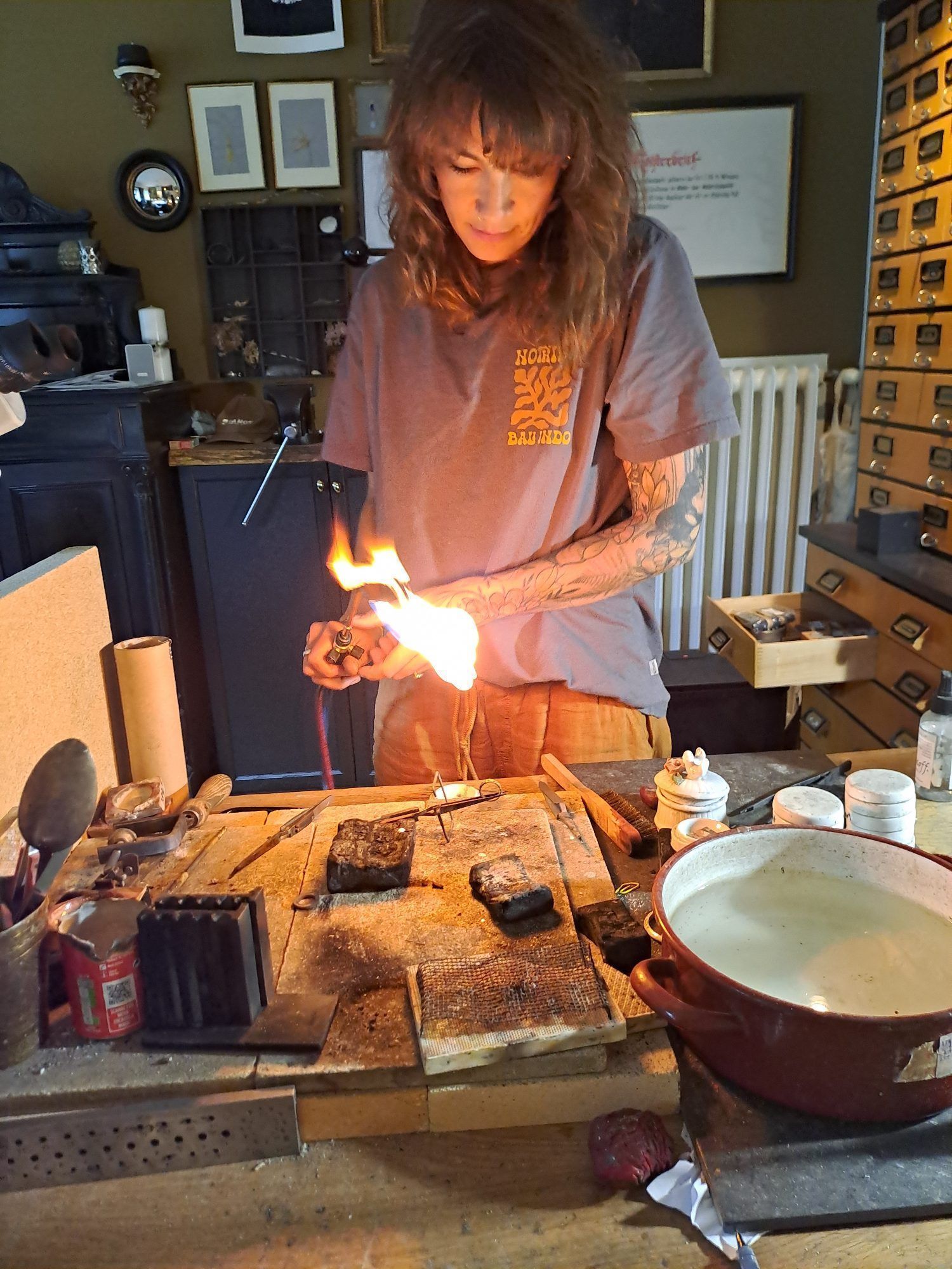 Mit der Kraft des Feuers entstehen aus Gold und Silber kunstvolle Meisterwerke.