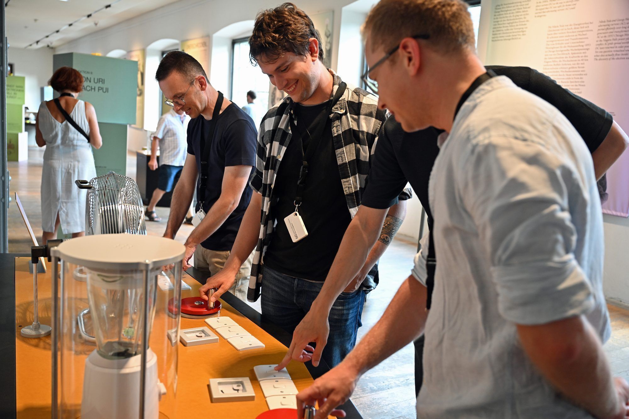 An den Experimentierstationen können Besucherinnen und Besucher die Grundlagen der Elektrizität selbst erforschen