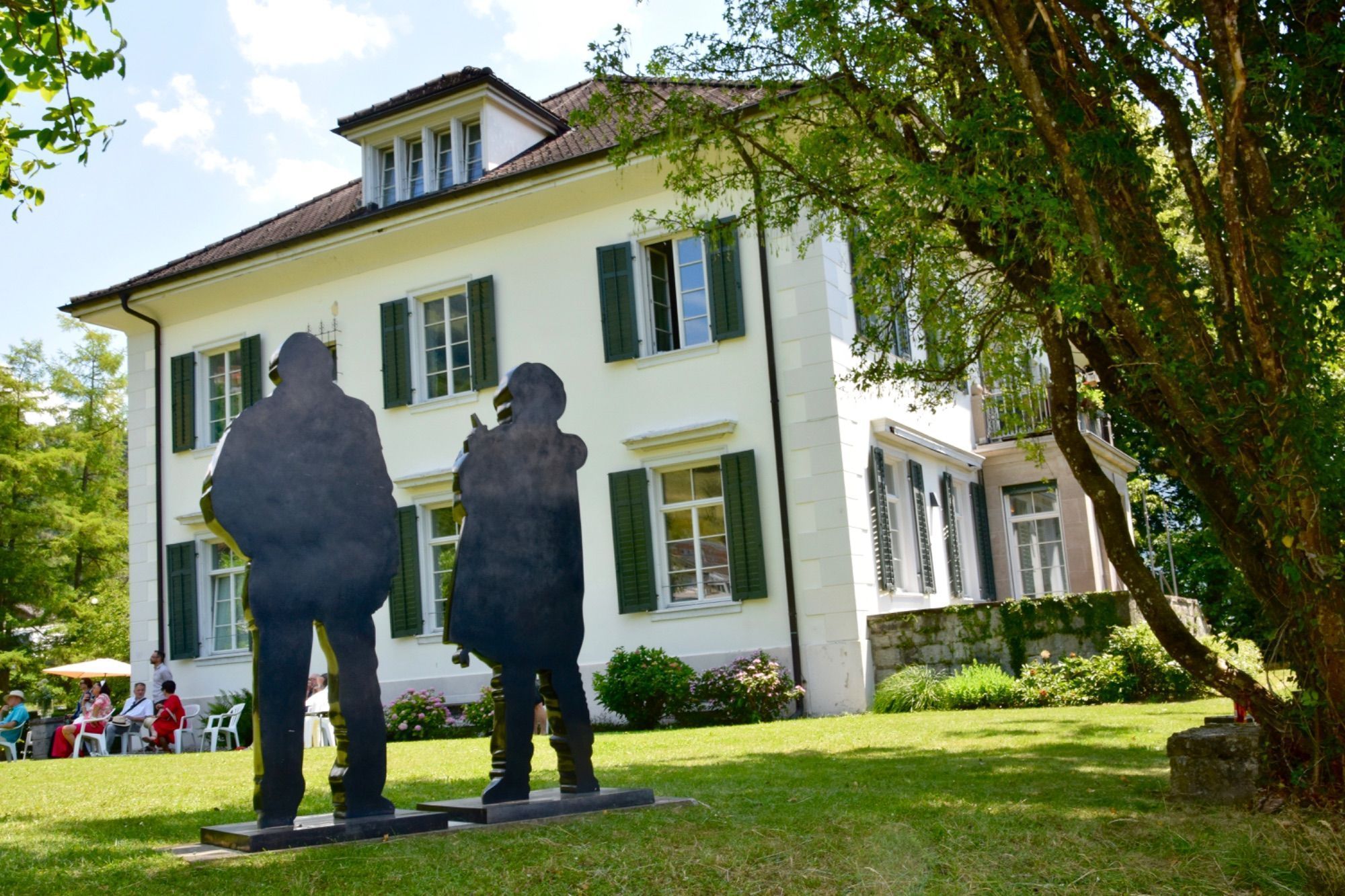 Ausstellung von Skulpturen des studierten Holz- und Steinbildhauers Georg Loewit im weitläufigen Park der Villa Falkenhorst in Thüringen, der für verschiedene Veranstaltungen genutzt wird.