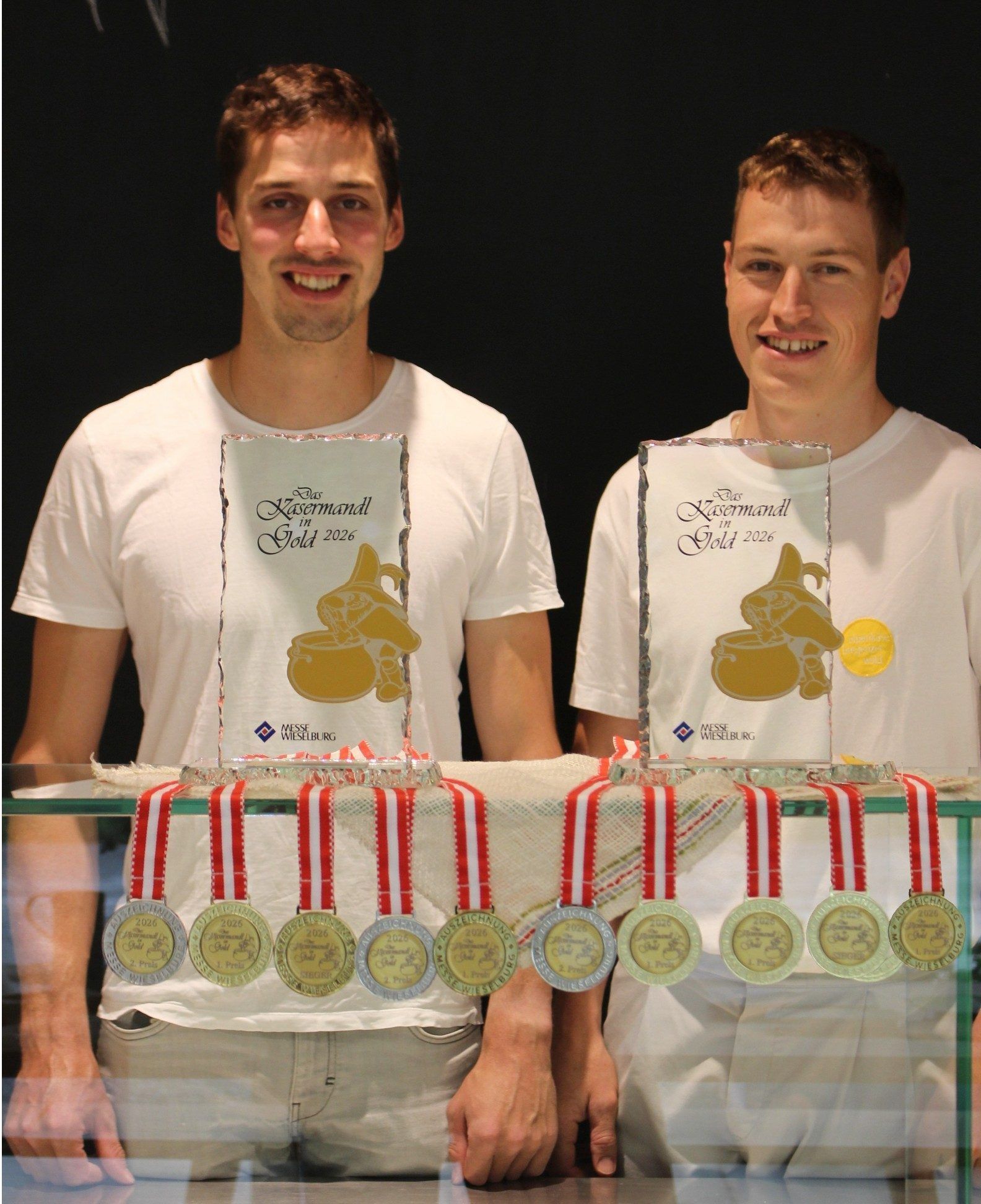 Erstmals in der Geschichte der Wieselburger Käseprämierung gab es für eine Sennerei gleich zwei Kasermandl: Johannes Fink (l.) und sein Alpenkäse-Kollege Richard Flatz.
