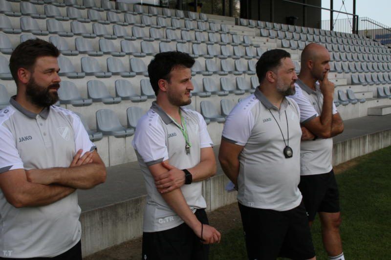 Der neue Trainer- und Betreuerstab in Lauterach. VN-TK