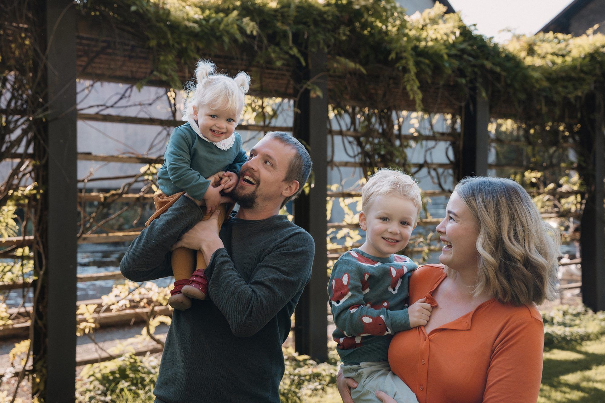 Hilda mit Papa Florian, Jonas mit Mama Rebecca.