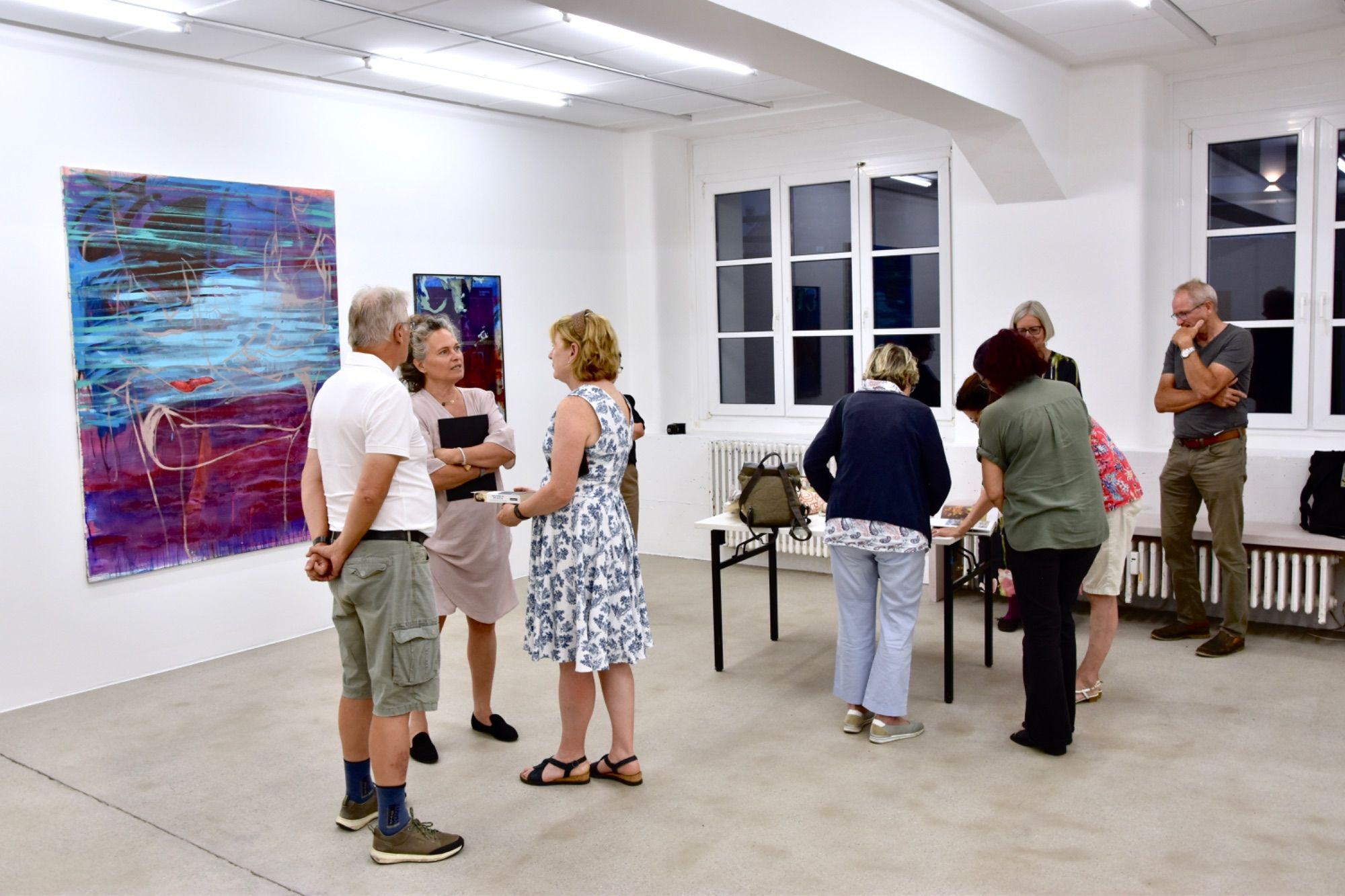 Die Lesung im Kunstforum Montafon fand inmitten der laufenden KFM-Sommerausstellung statt.